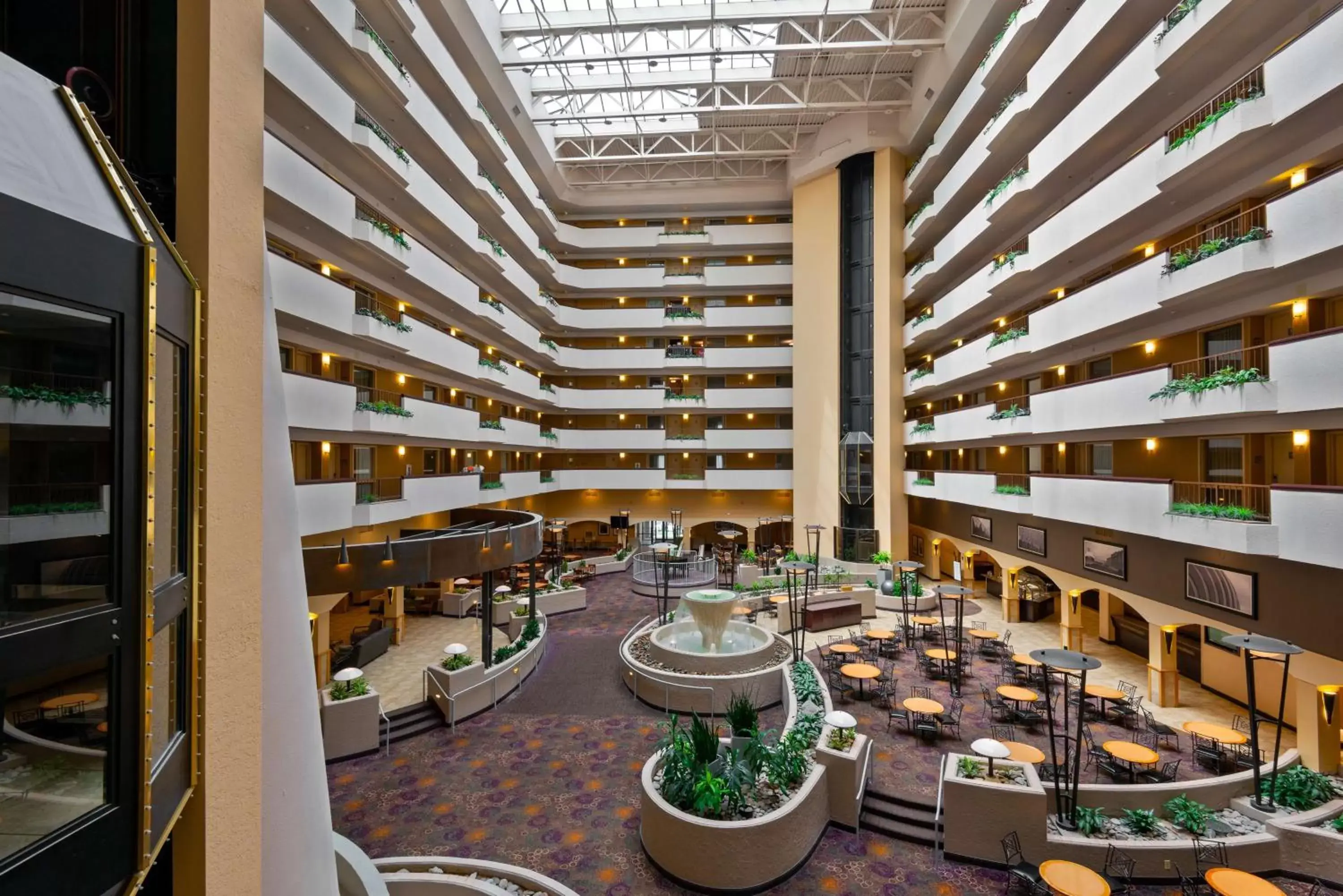 Lobby or reception in Embassy Suites by Hilton Kansas City International Airport