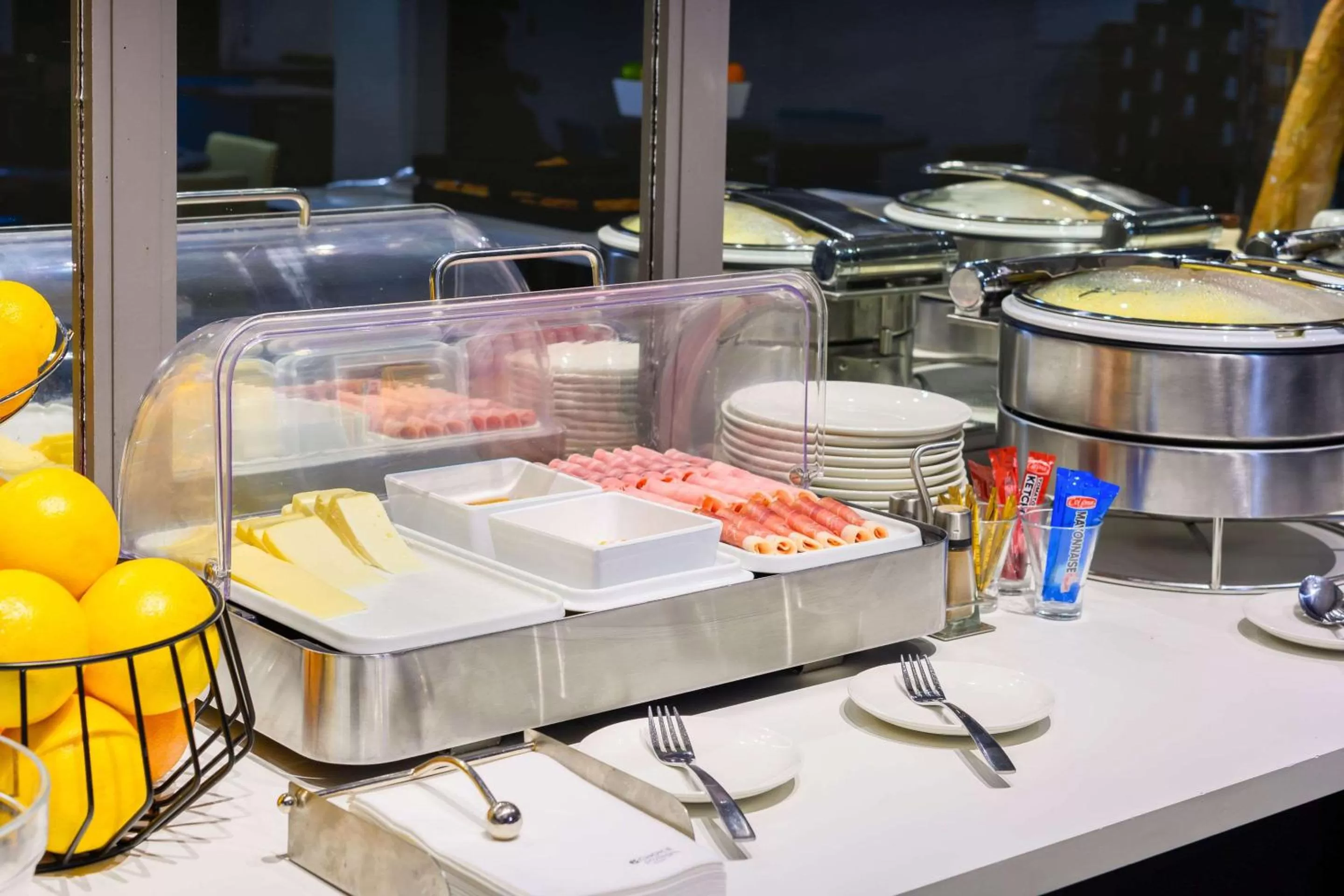 Restaurant/places to eat in Kyriad Lille Gare - Grand Palais