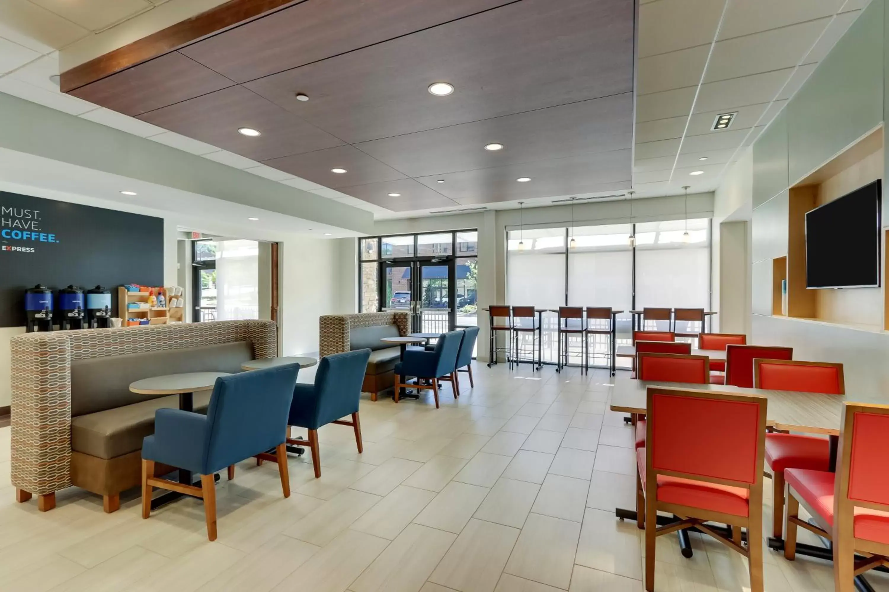 Lobby or reception, Restaurant/Places to Eat in Holiday Inn Express & Suites - Winston - Salem SW - Clemmons, an IHG Hotel