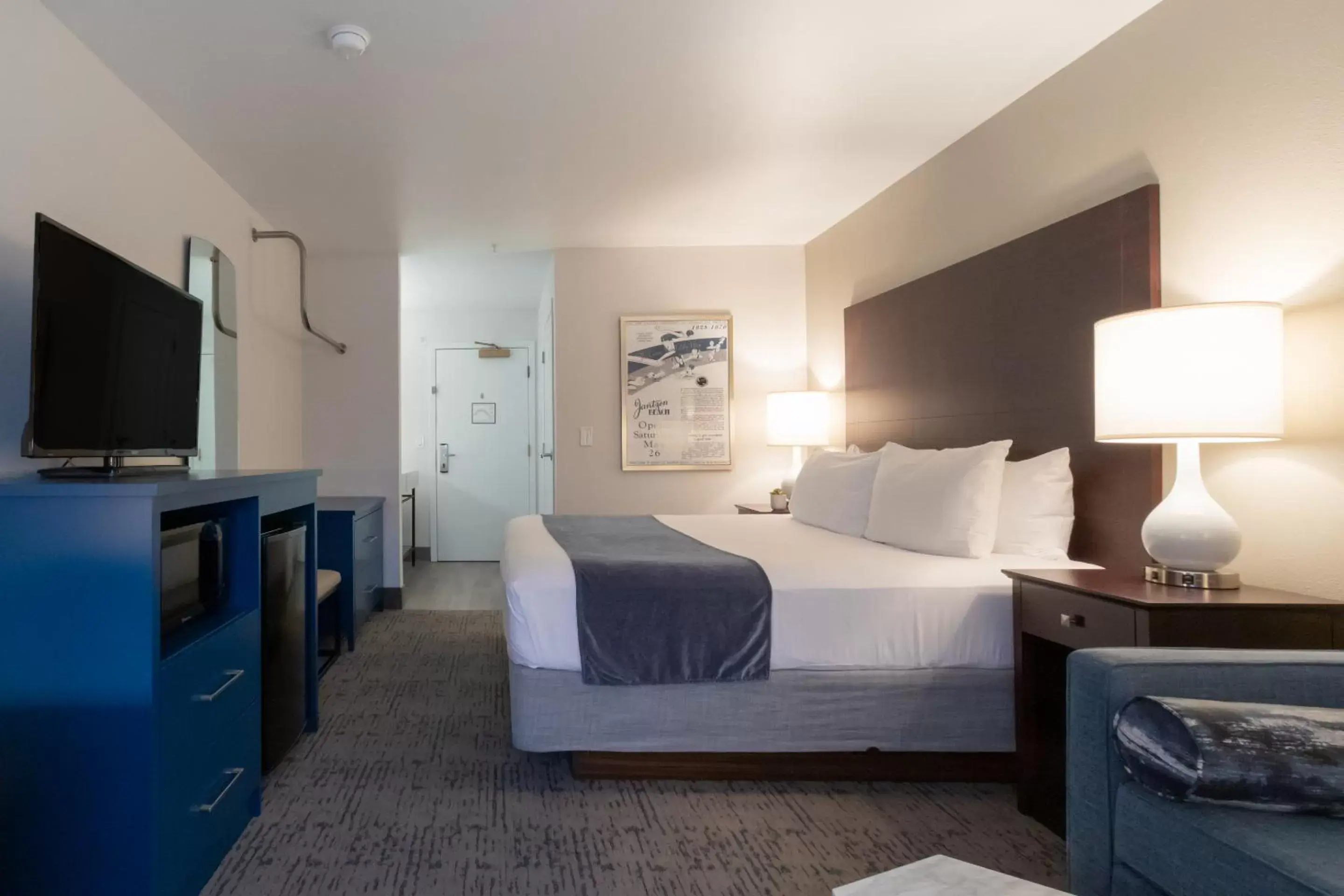 Bedroom, Bed in Oxford Suites Portland - Jantzen Beach