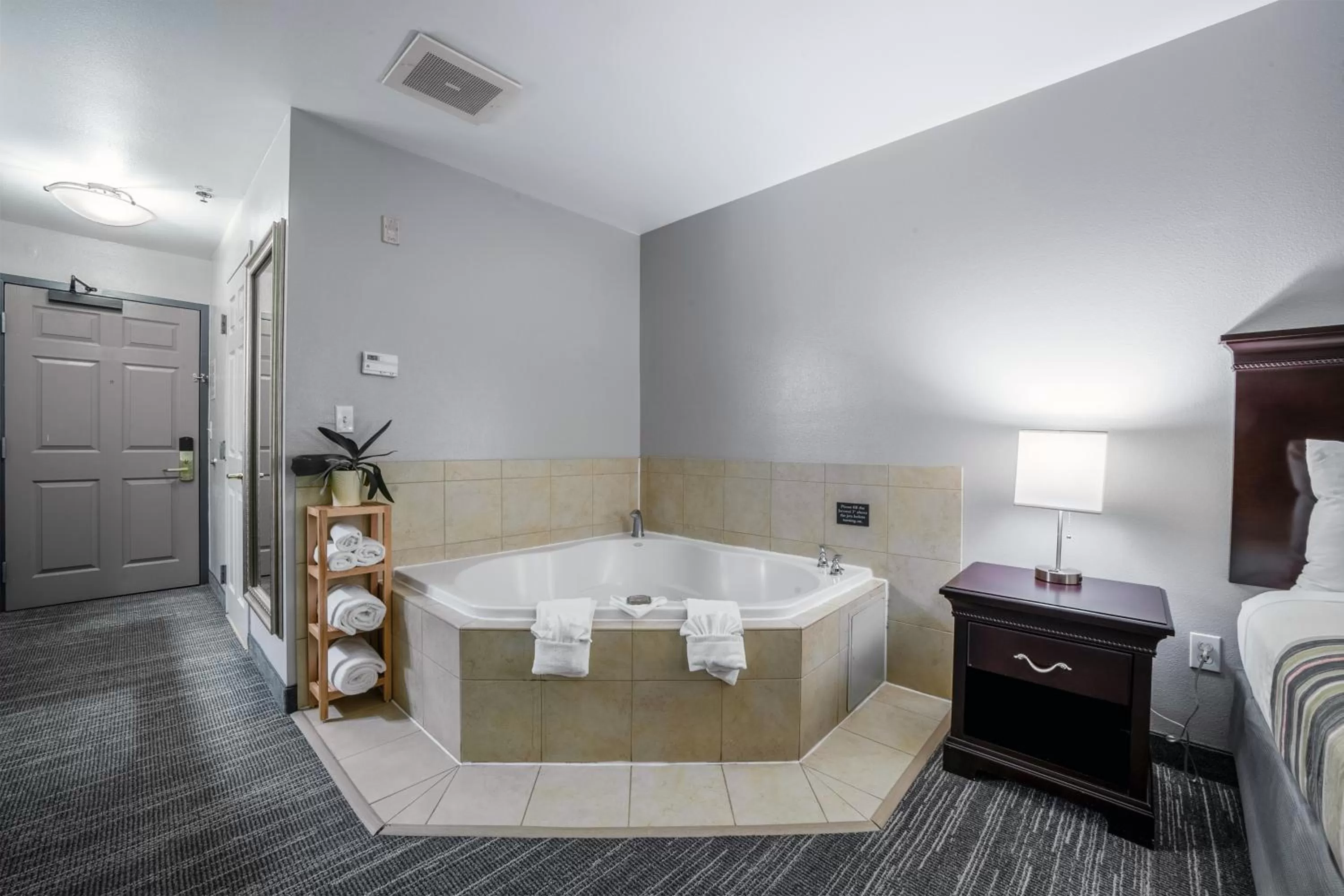Bath, Bed in Country Inn & Suites by Radisson, Ontario at Ontario Mills, CA