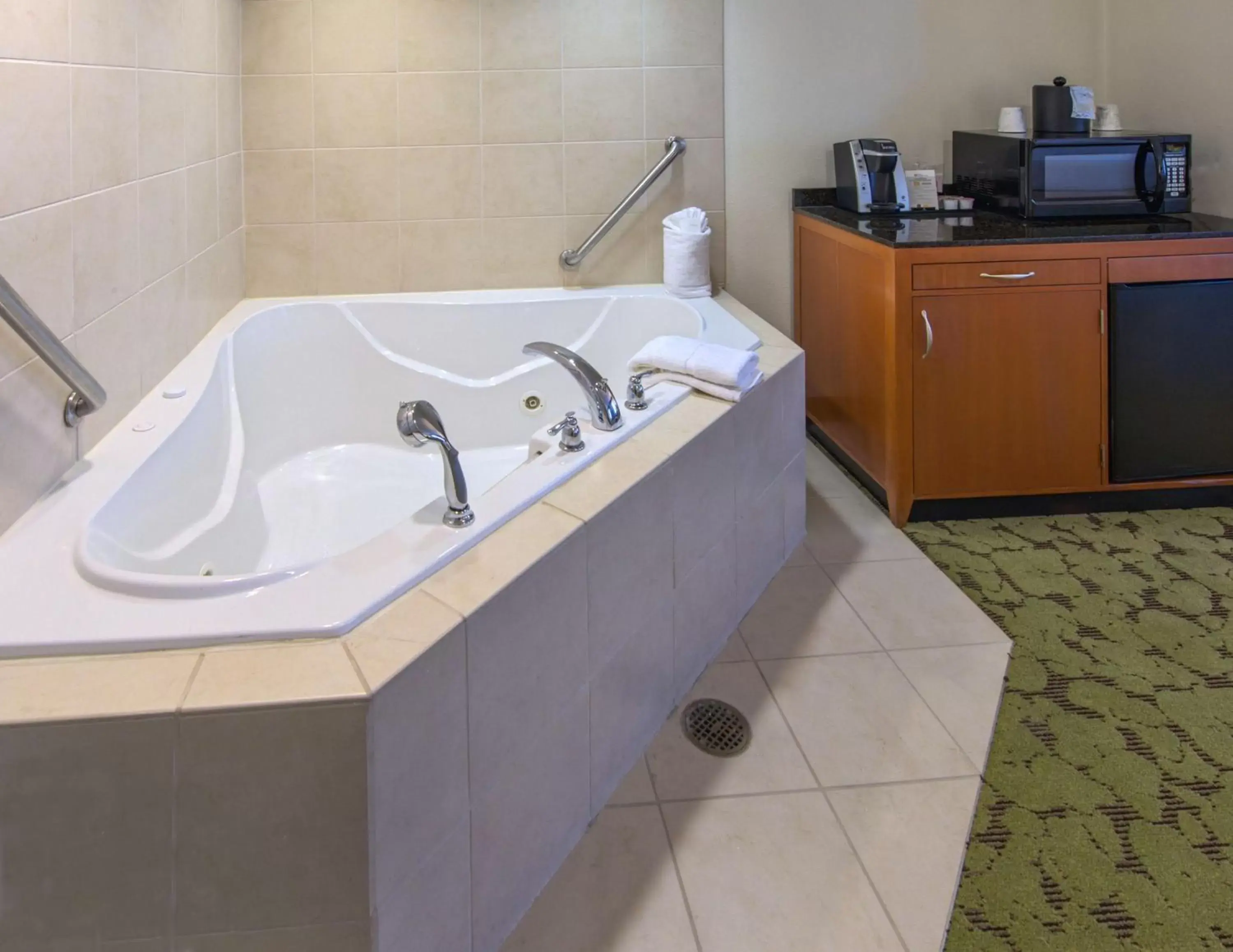 Living room, Bathroom in Hilton Garden Inn Tallahassee Central