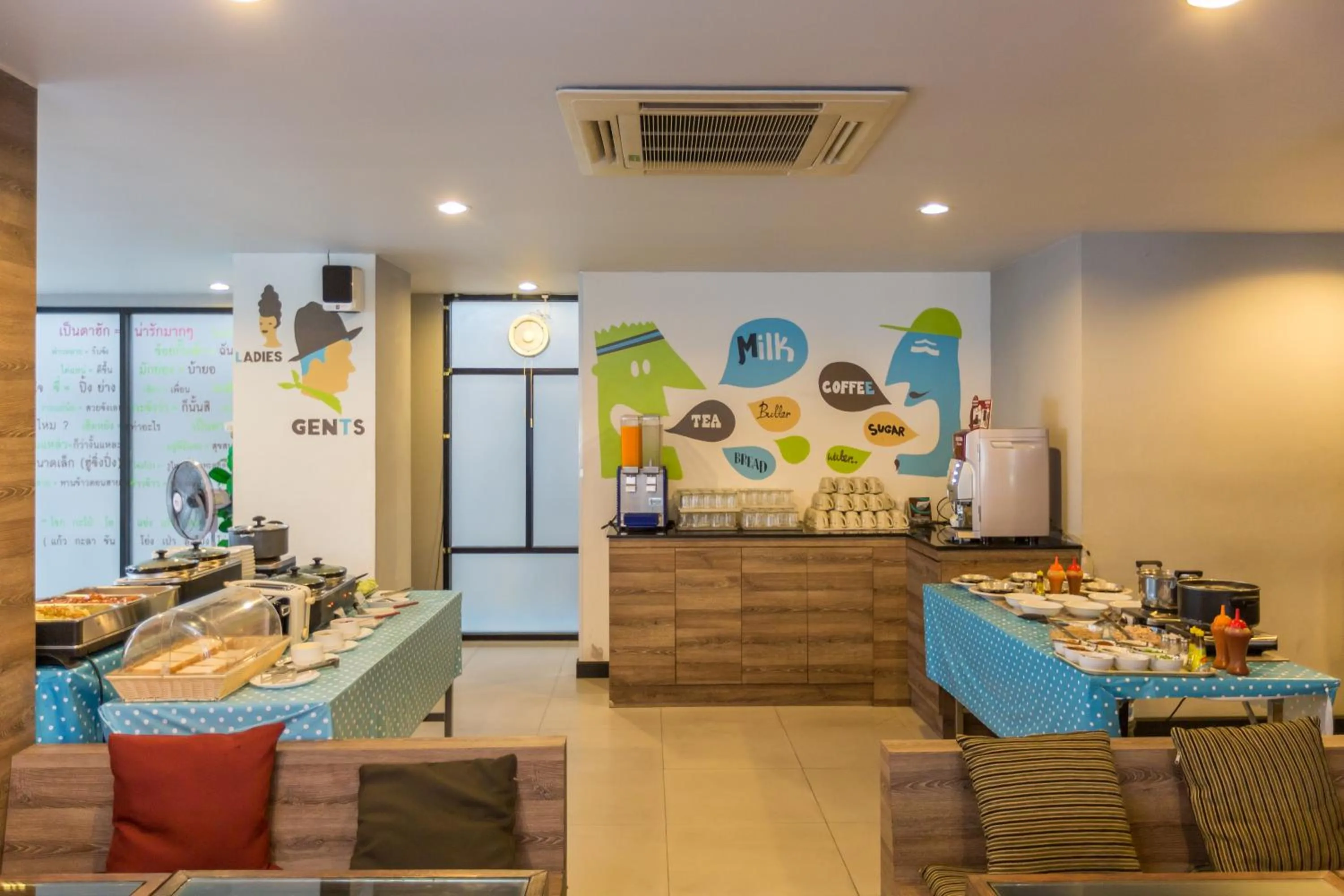 Restaurant/places to eat in Pen Ta Hug Hotel