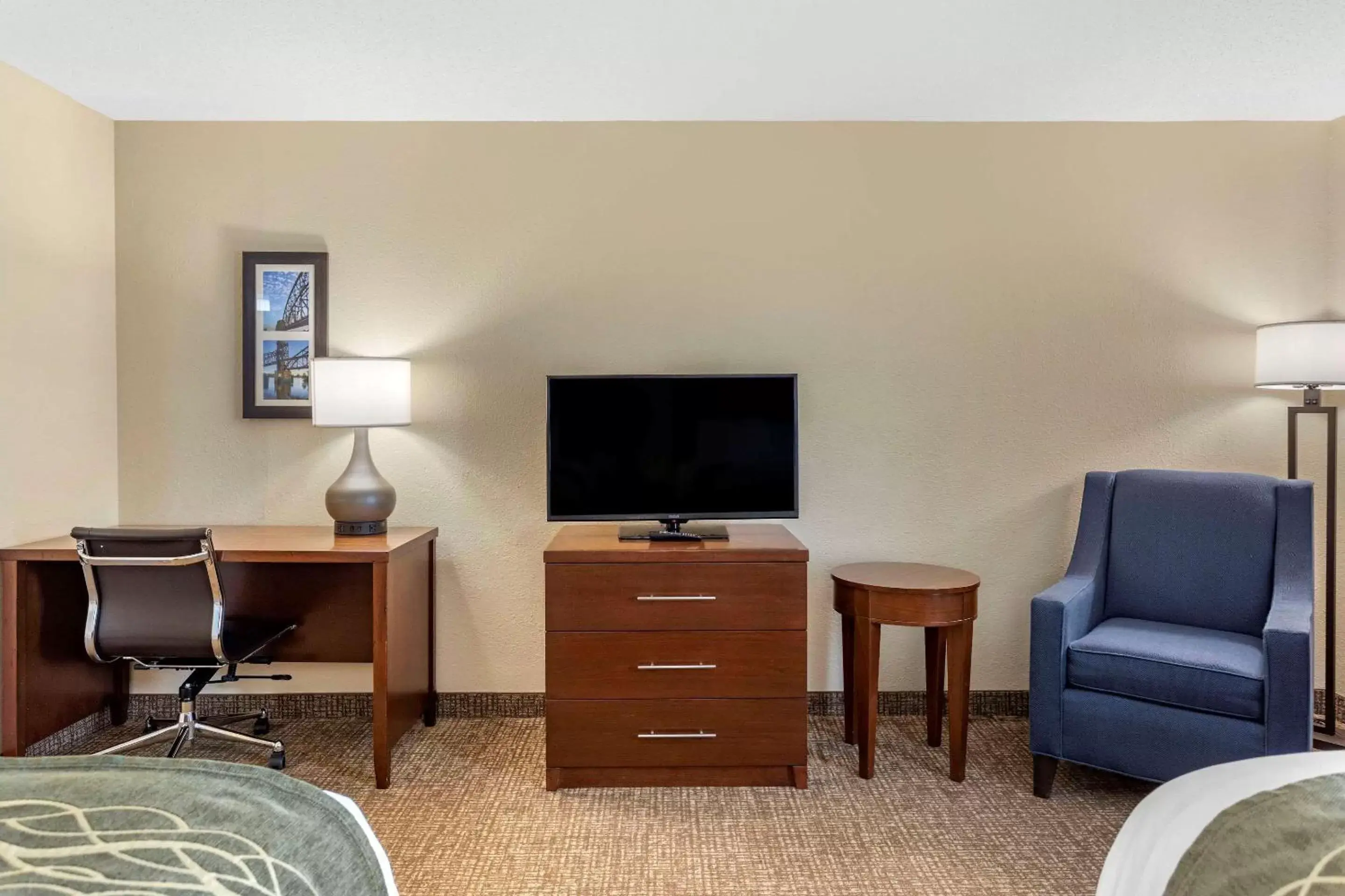 Photo of the whole room, TV/Entertainment Center in Comfort Inn & Suites Little Rock Airport