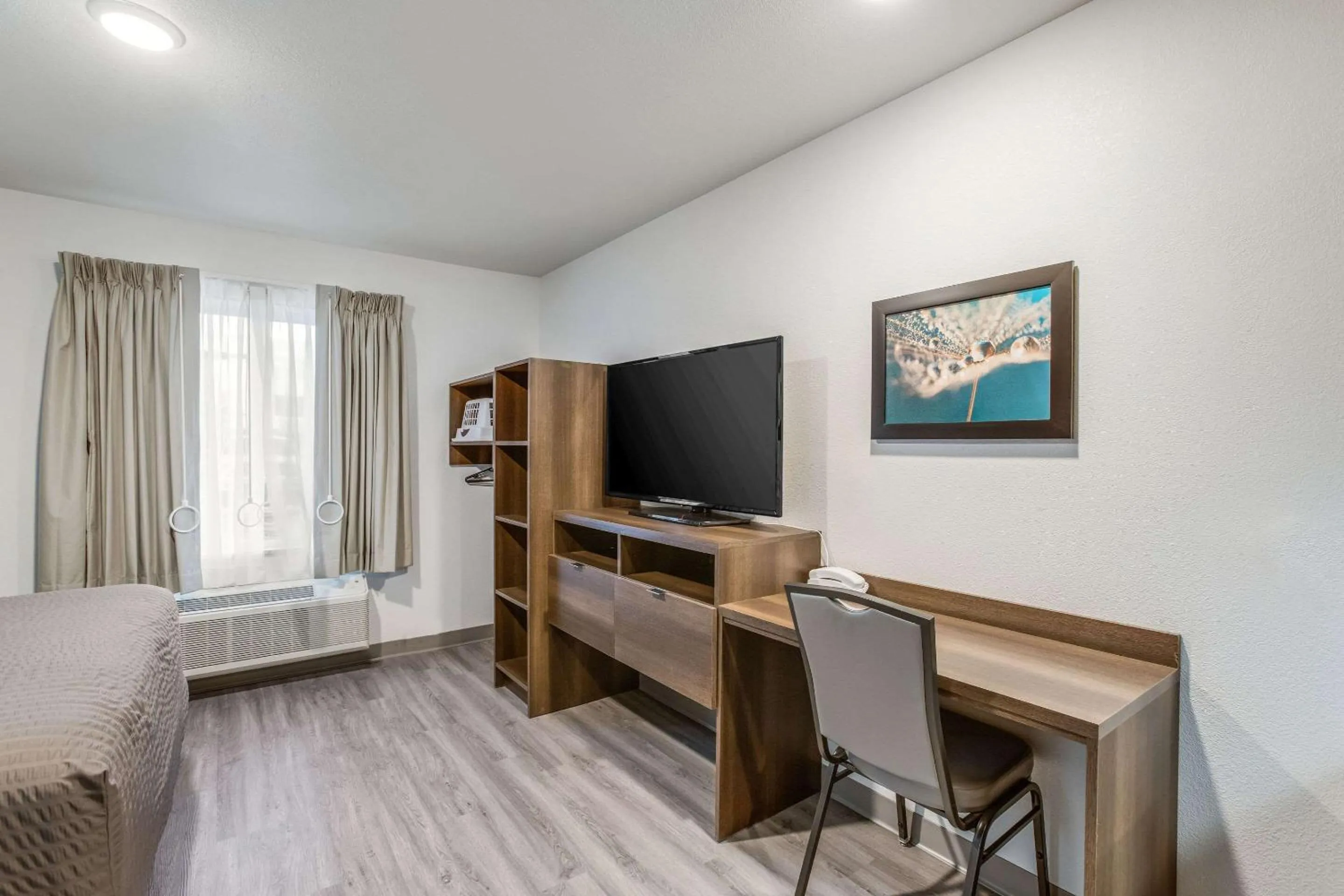 Bed in WoodSpring Suites Detroit Farmington Hills