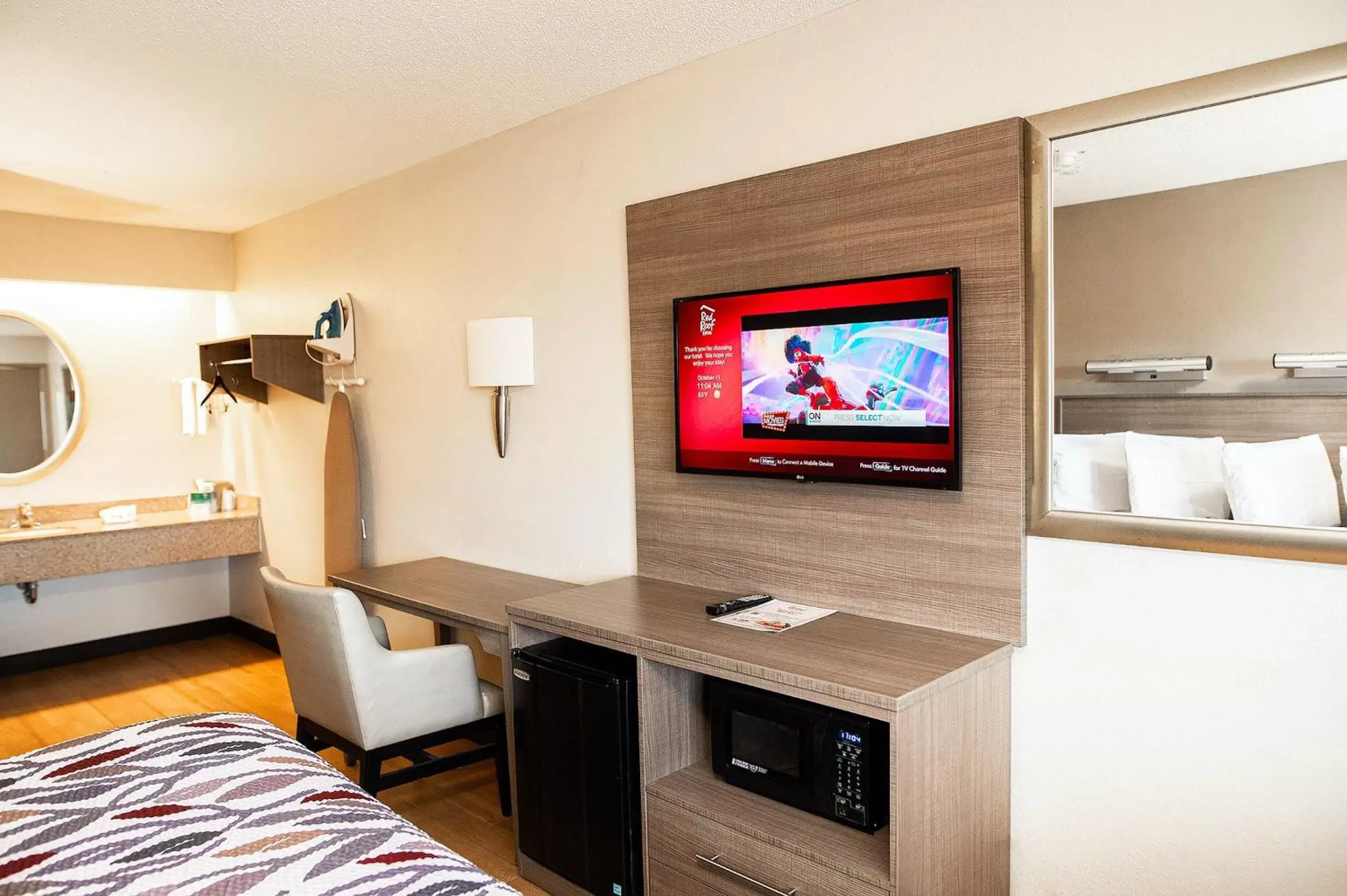 Photo of the whole room, TV/Entertainment Center in Red Roof Inn Rochester - Henrietta
