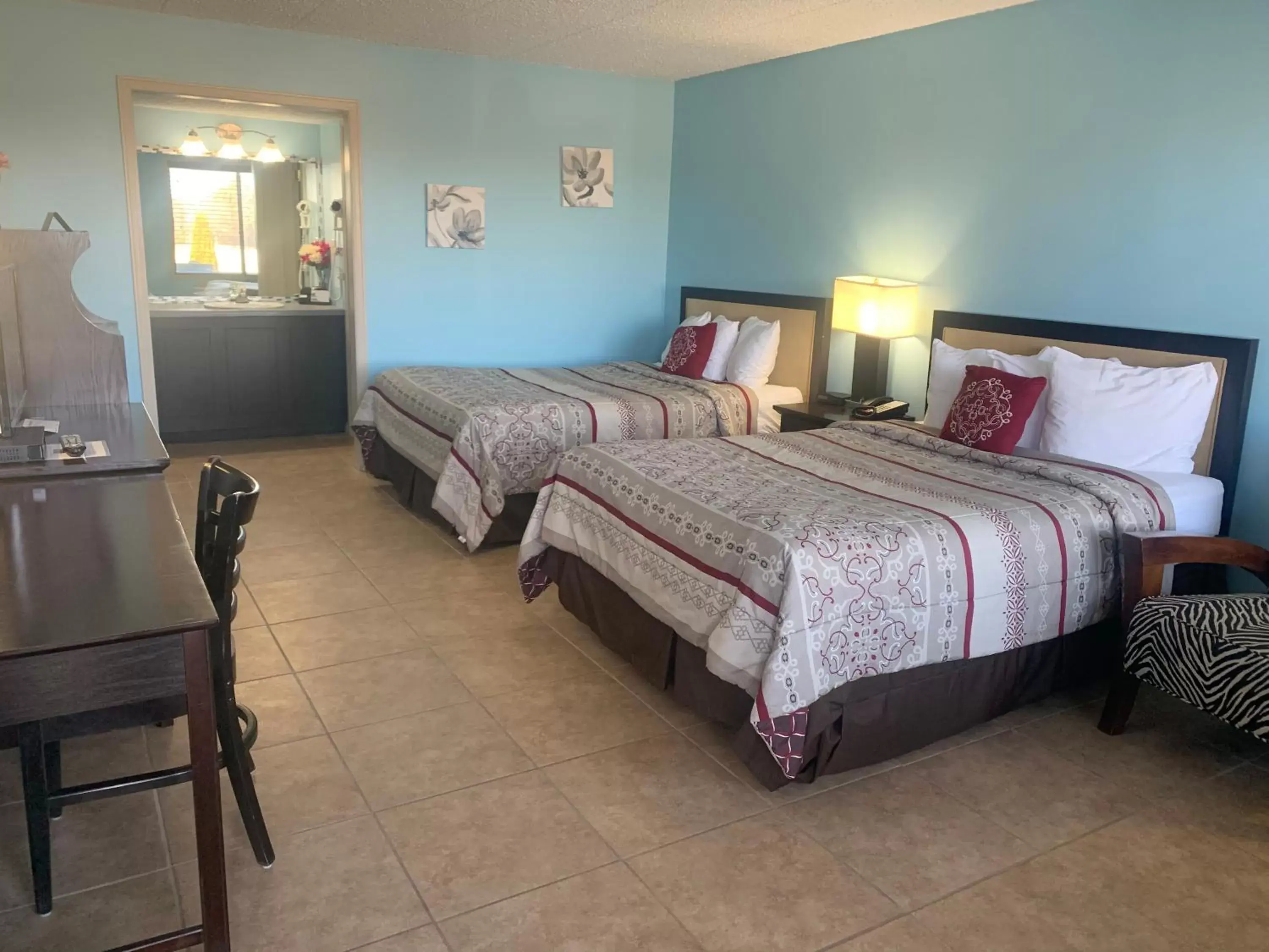 Photo of the whole room, Bed in Geneva Wells Motel