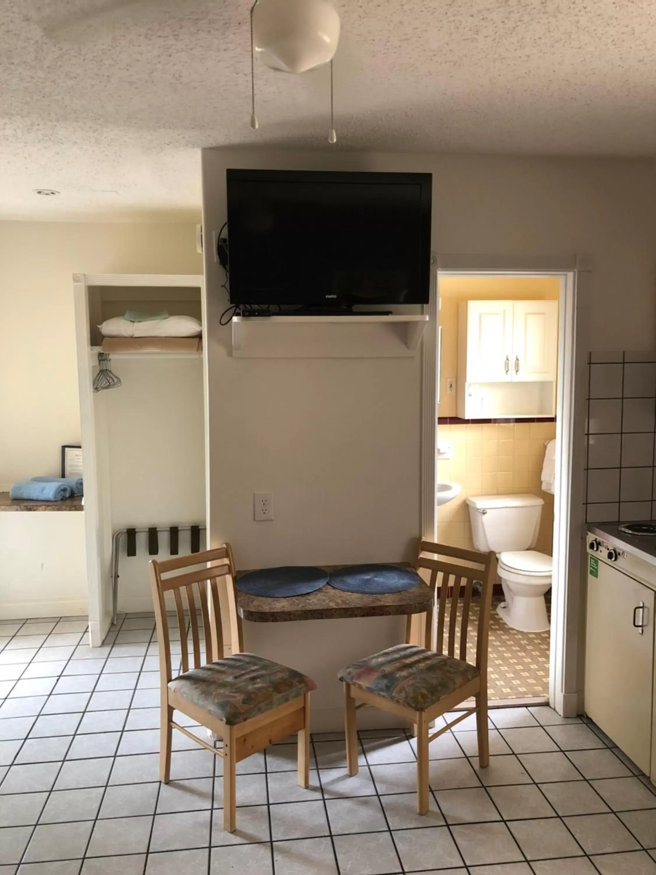 Dining area, TV/Entertainment Center in Arvilla Motel