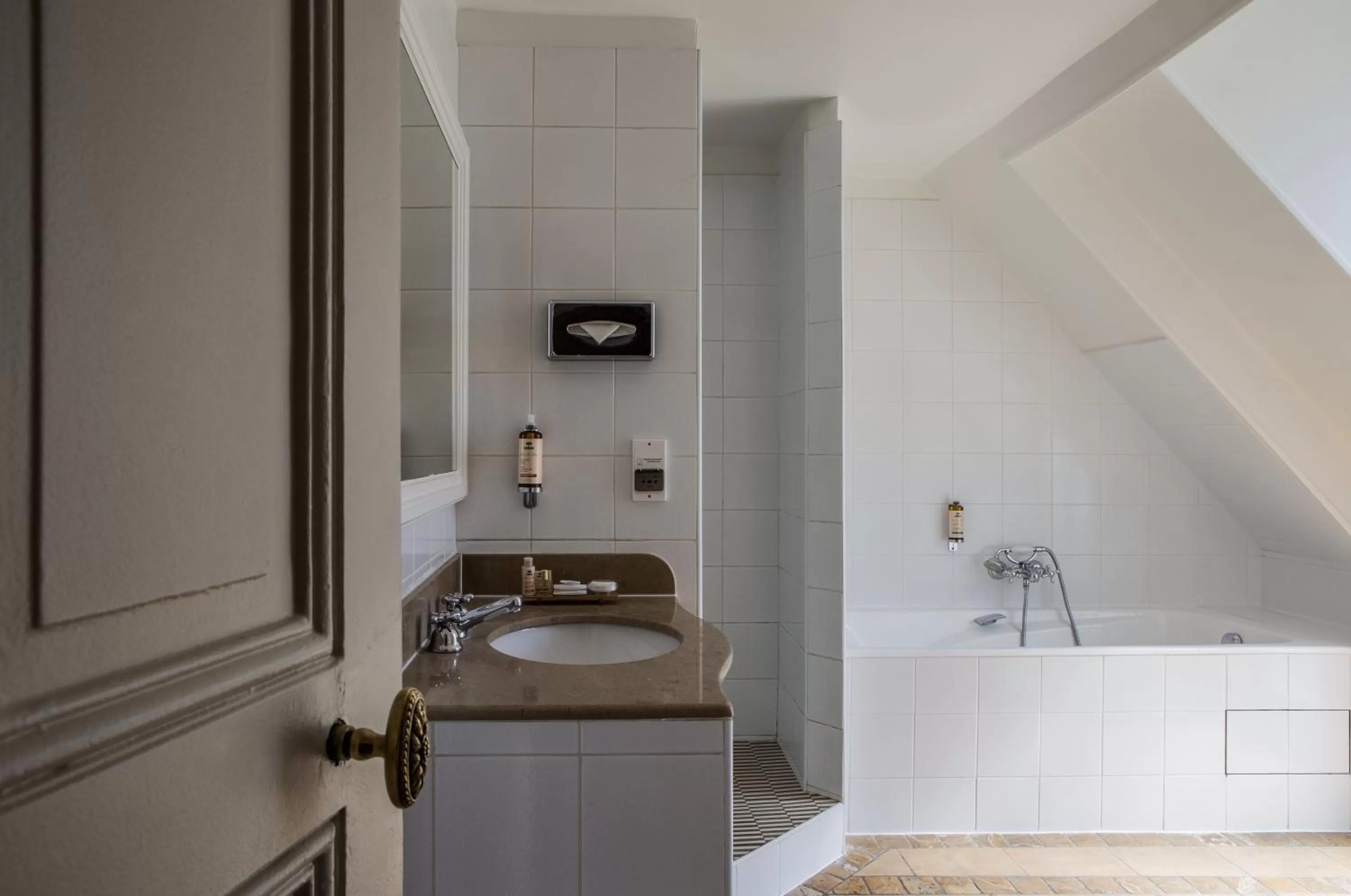 Bathroom in Hôtel Brighton - Esprit de France