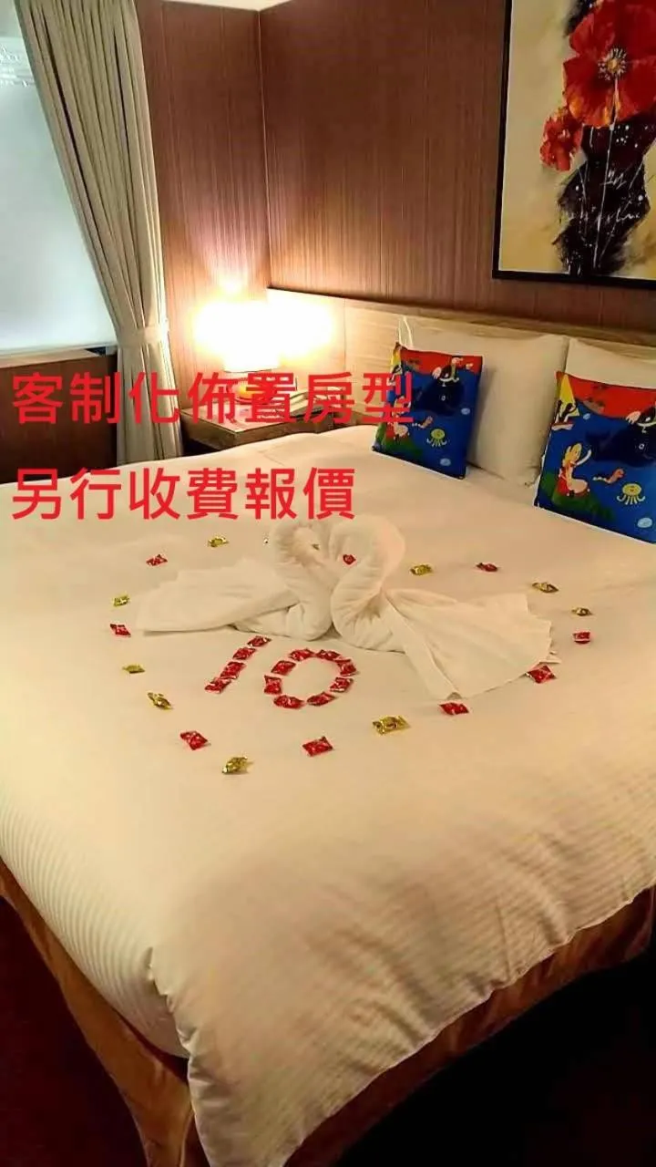 Bed in V-one Vogue Hotel