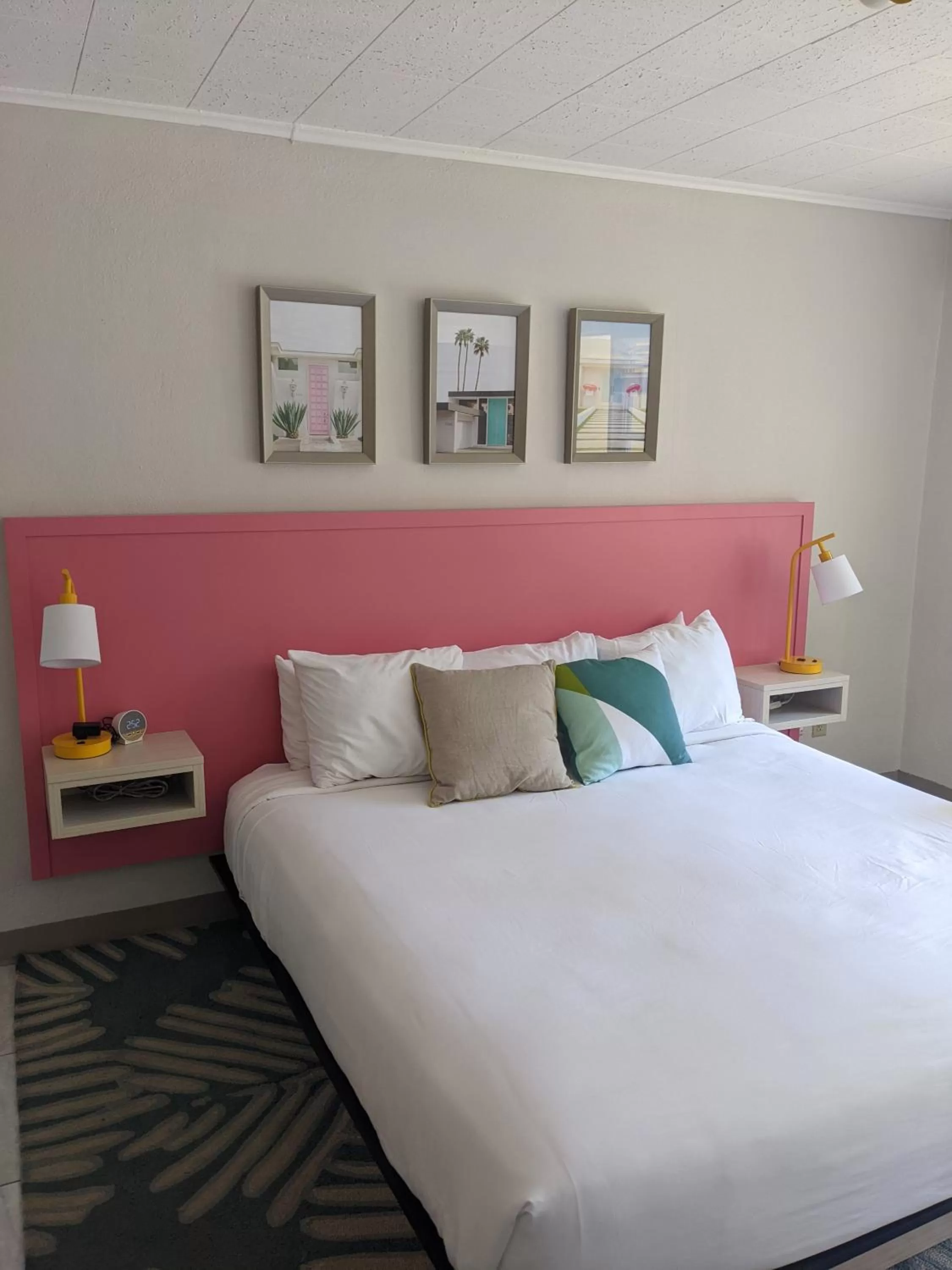 Bed in Queen's Court Inn