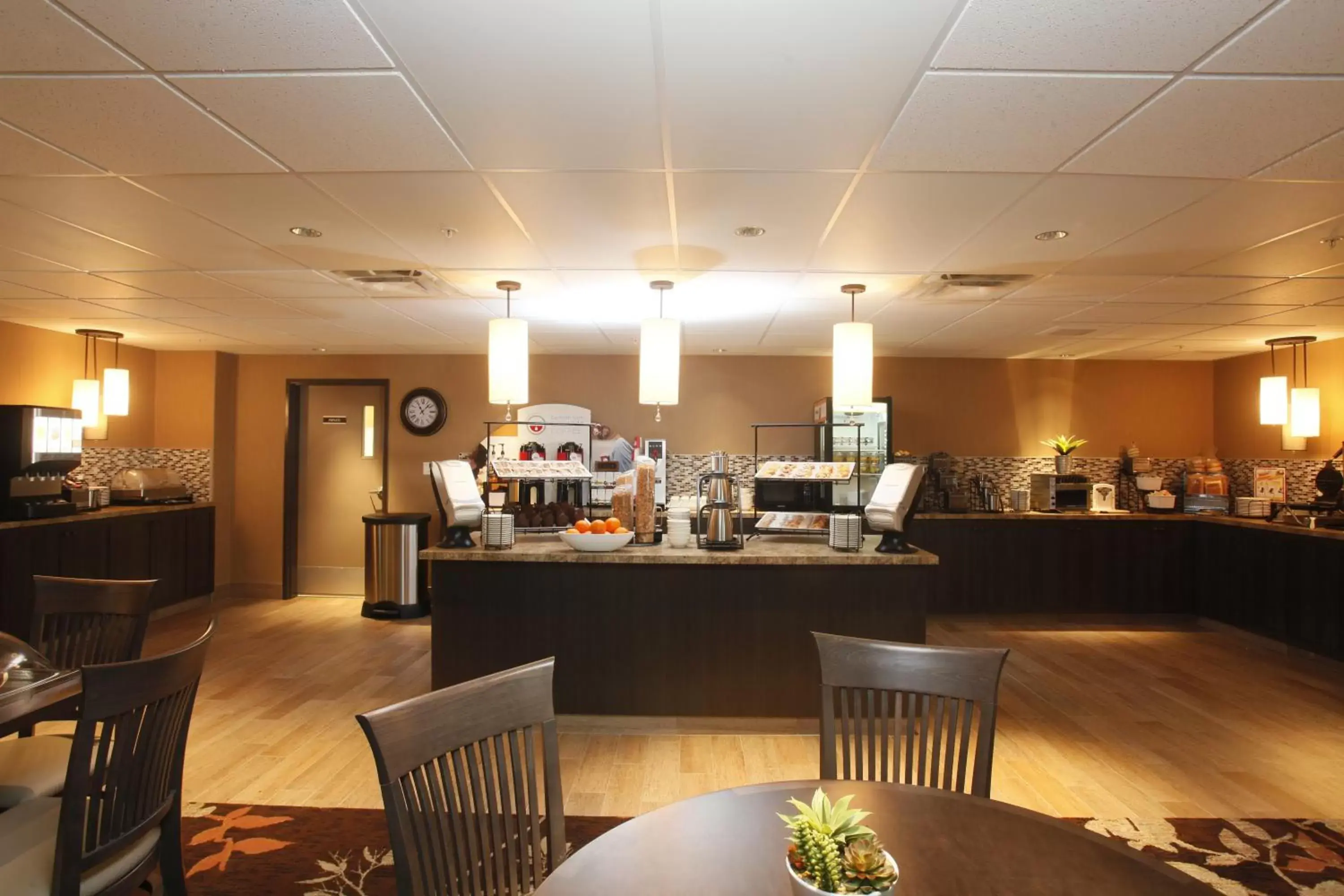 Restaurant/Places to Eat in Pomeroy Inn & Suites at Olds College