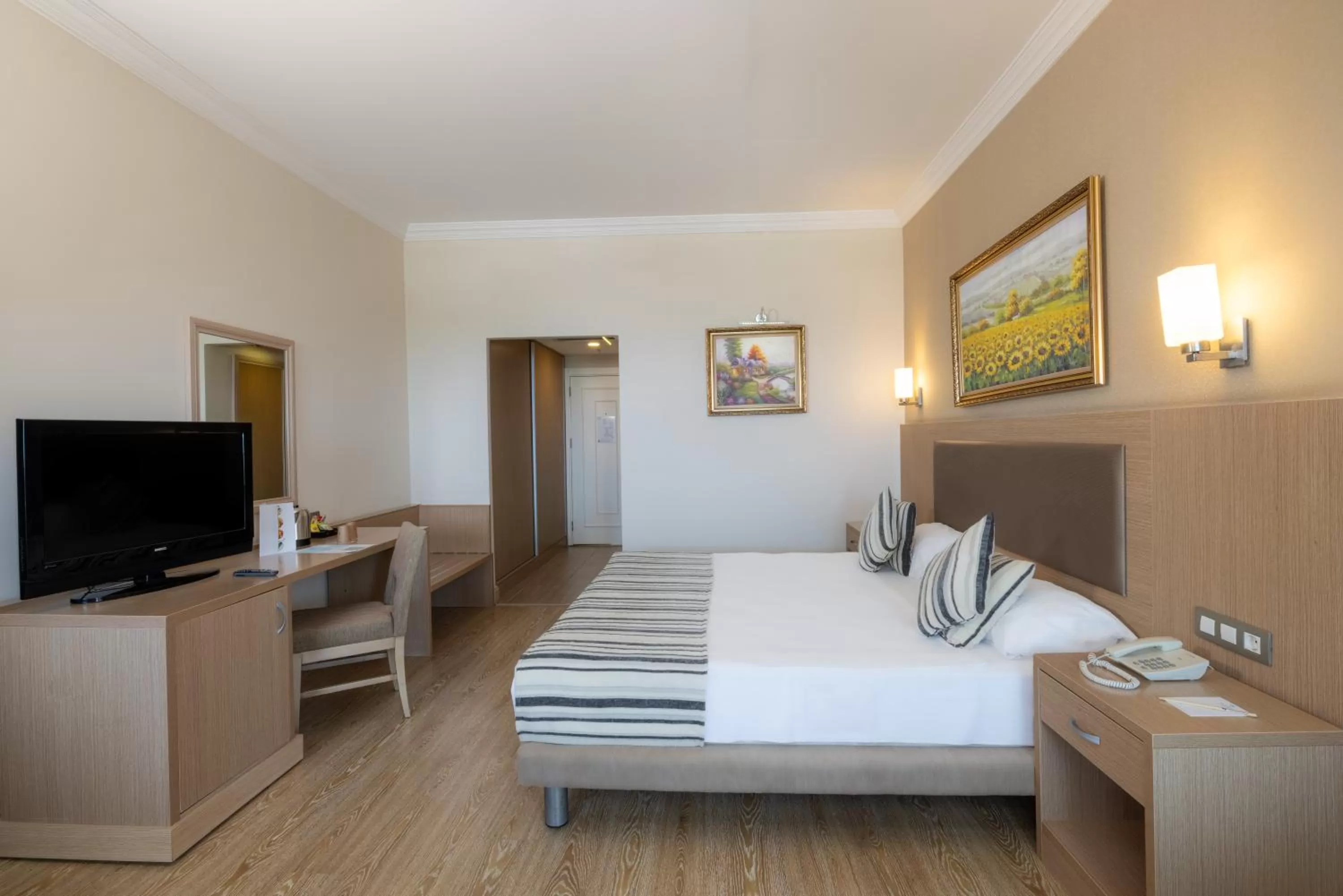 Property building, Bed in Crystal Tat Beach Pearl Collection - Ultimate All Inclusive