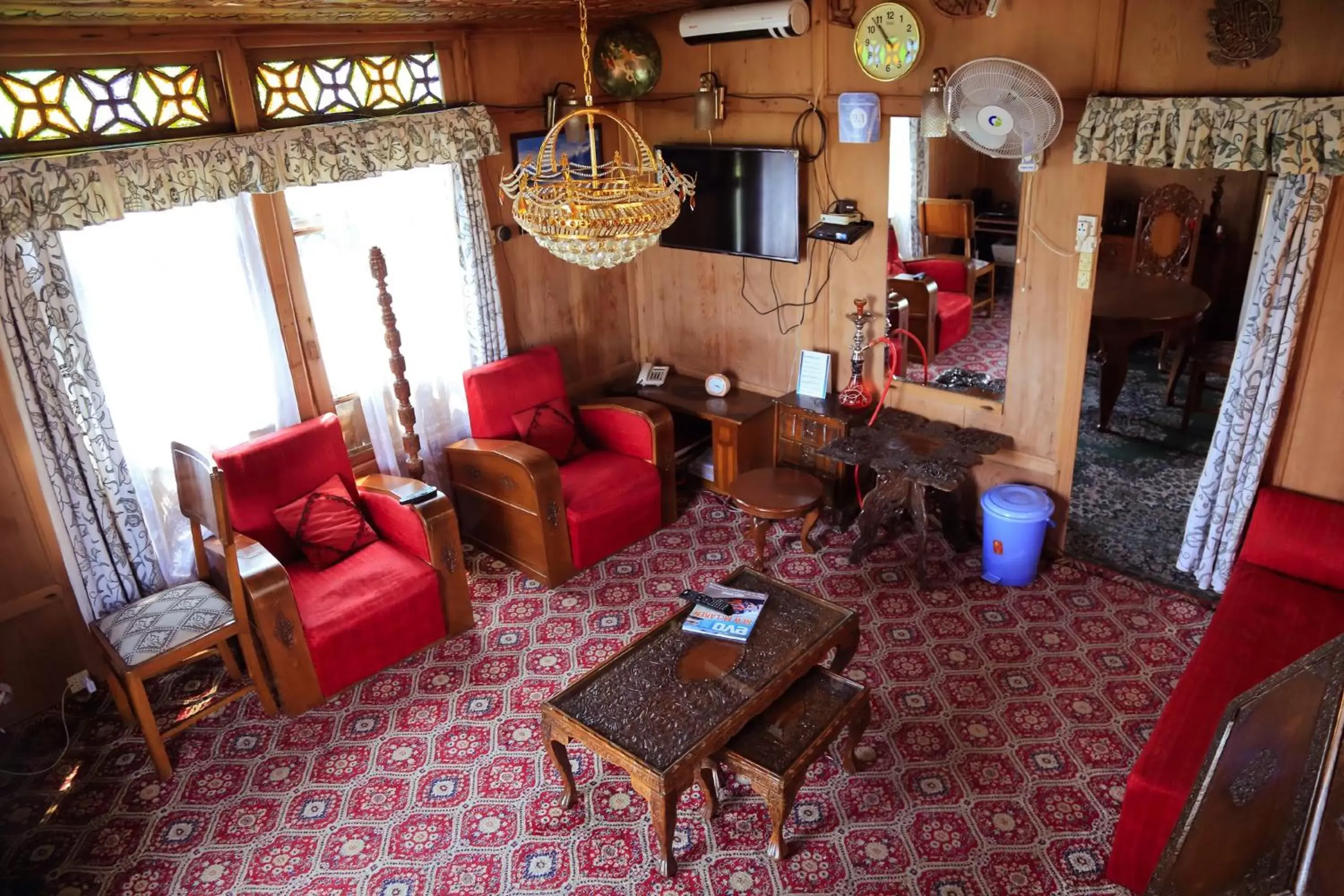 Family Room with Private Bathroom in Houseboat Zaindari Palace Family Room with Private Bathroom in Houseboat Zaindari Palace