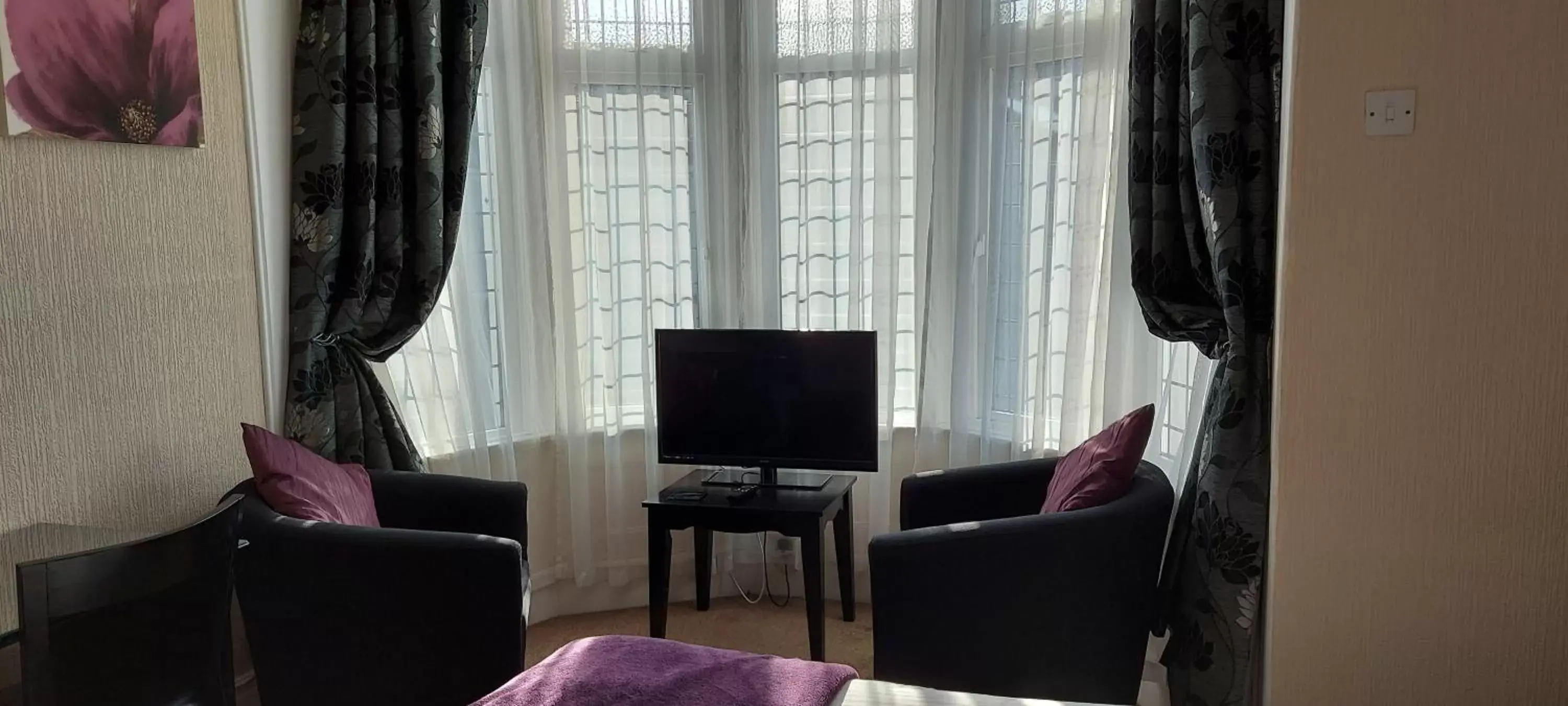 Seating area, TV/Entertainment Center in Cranmore Bed & Breakfast