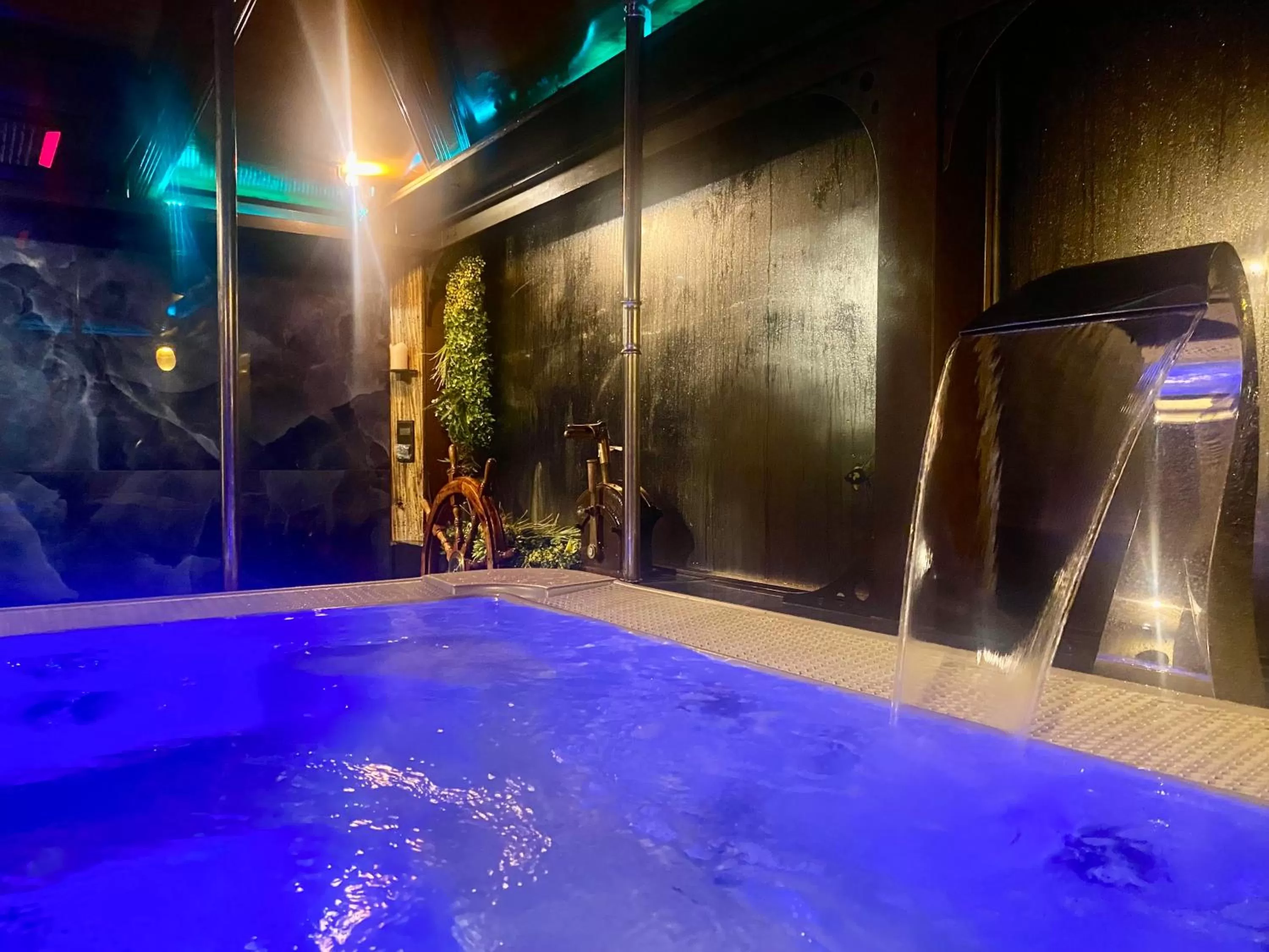 Hot Tub in HOTEL de la Truite & SPA Le petit Nautilus