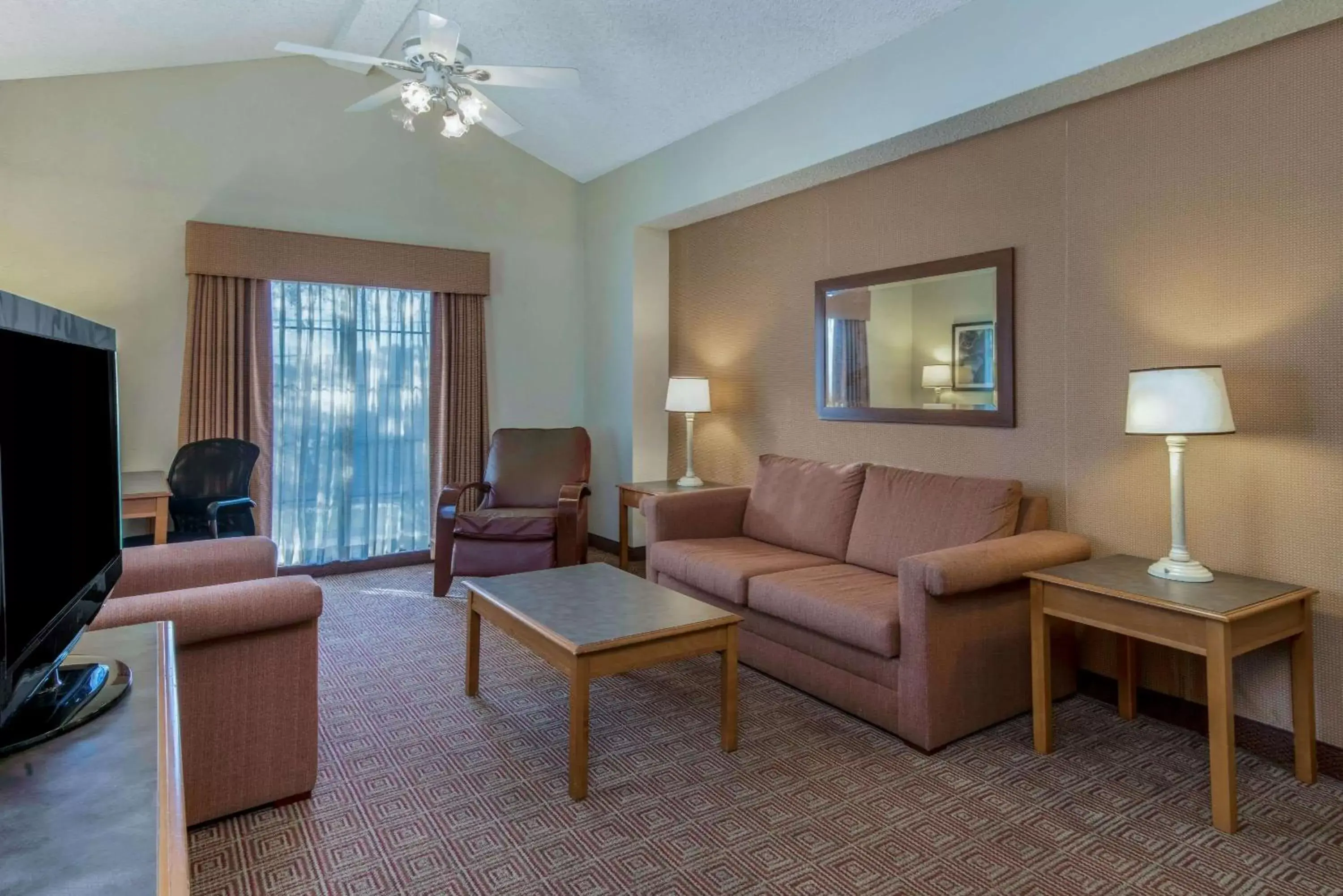 Living room, Seating Area in La Quinta Inn by Wyndham San Antonio I-35 N at Rittiman Rd