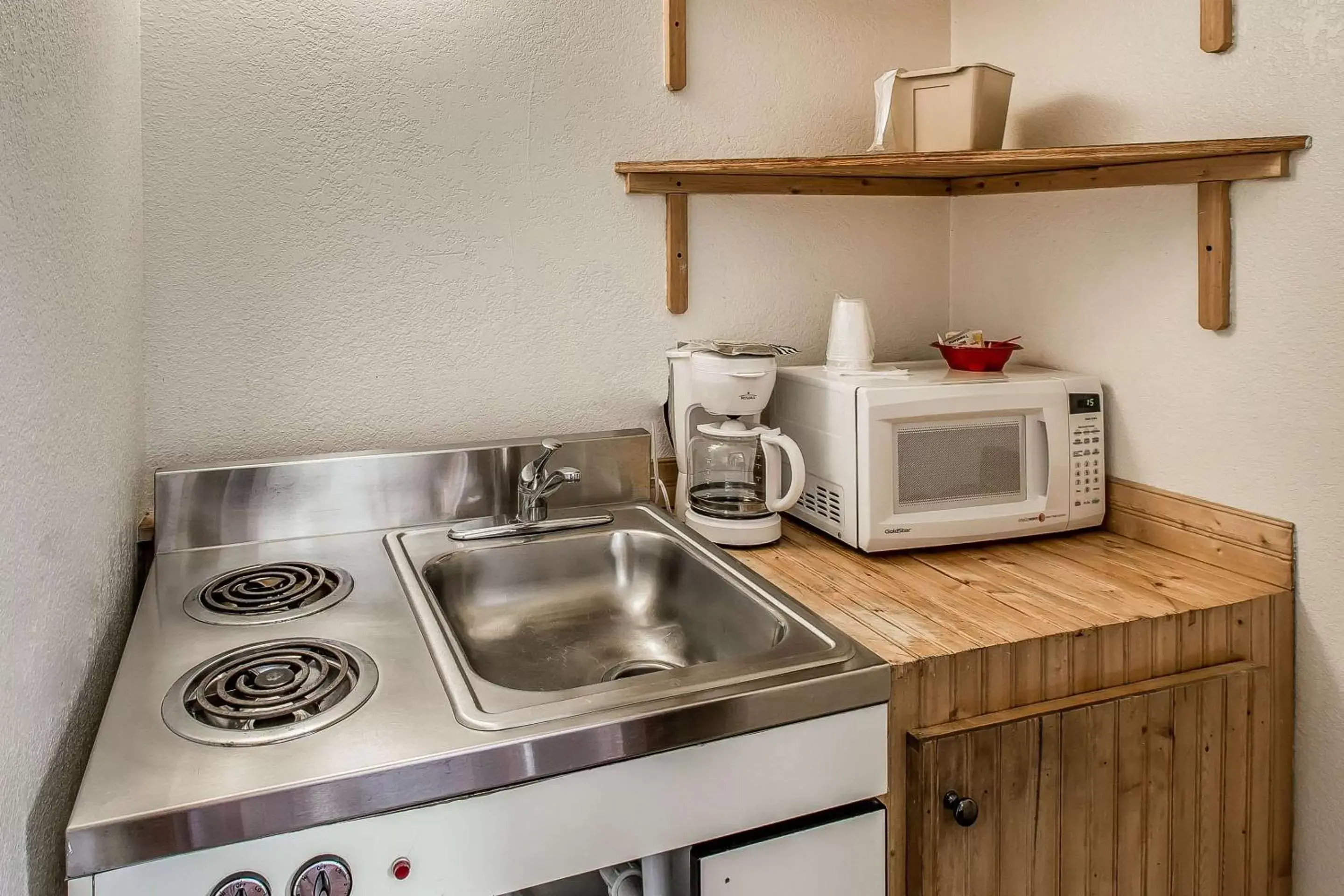 Photo of the whole room, Kitchen/Kitchenette in Rodeway Inn Rifle