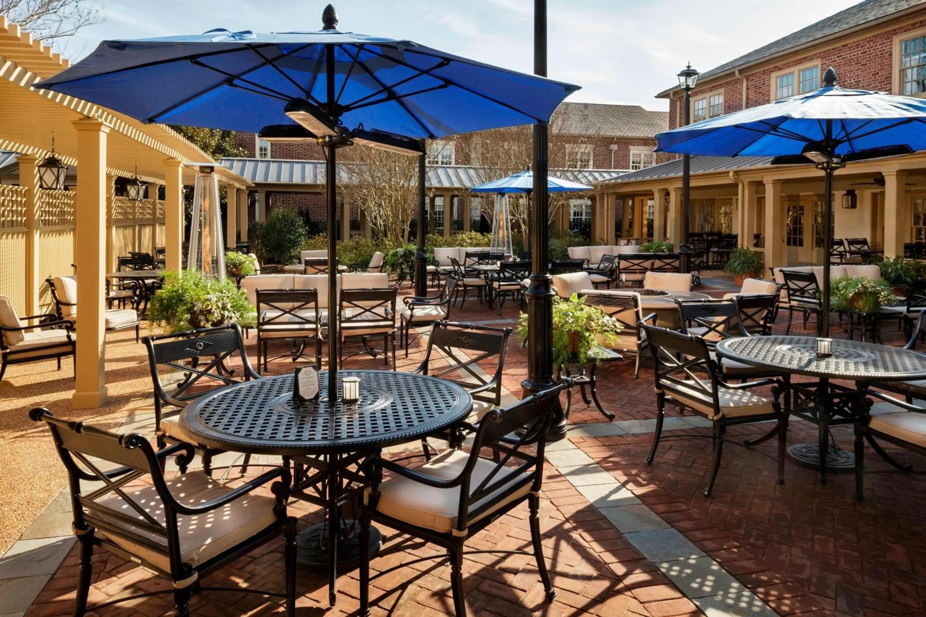 Lounge or bar in Williamsburg Lodge, Autograph Collection