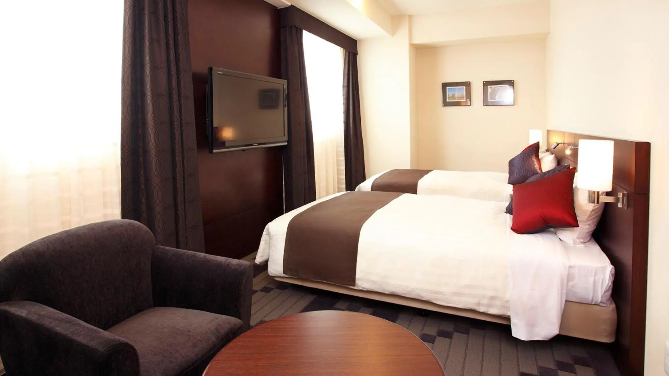 Bed in JR-EAST HOTEL METS YOKOHAMA-TSURUMI