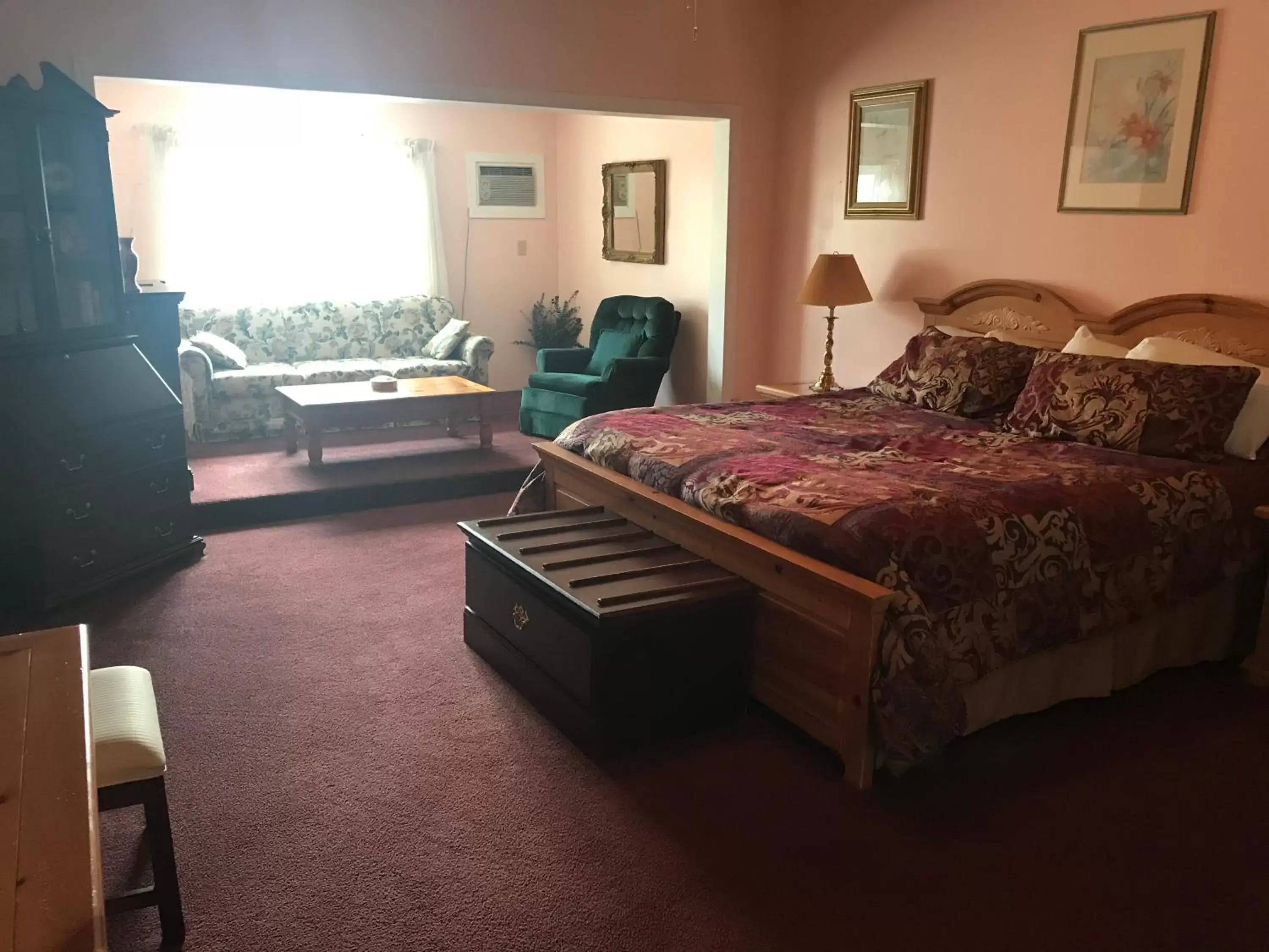 Bedroom in Longhouse Manor B&B