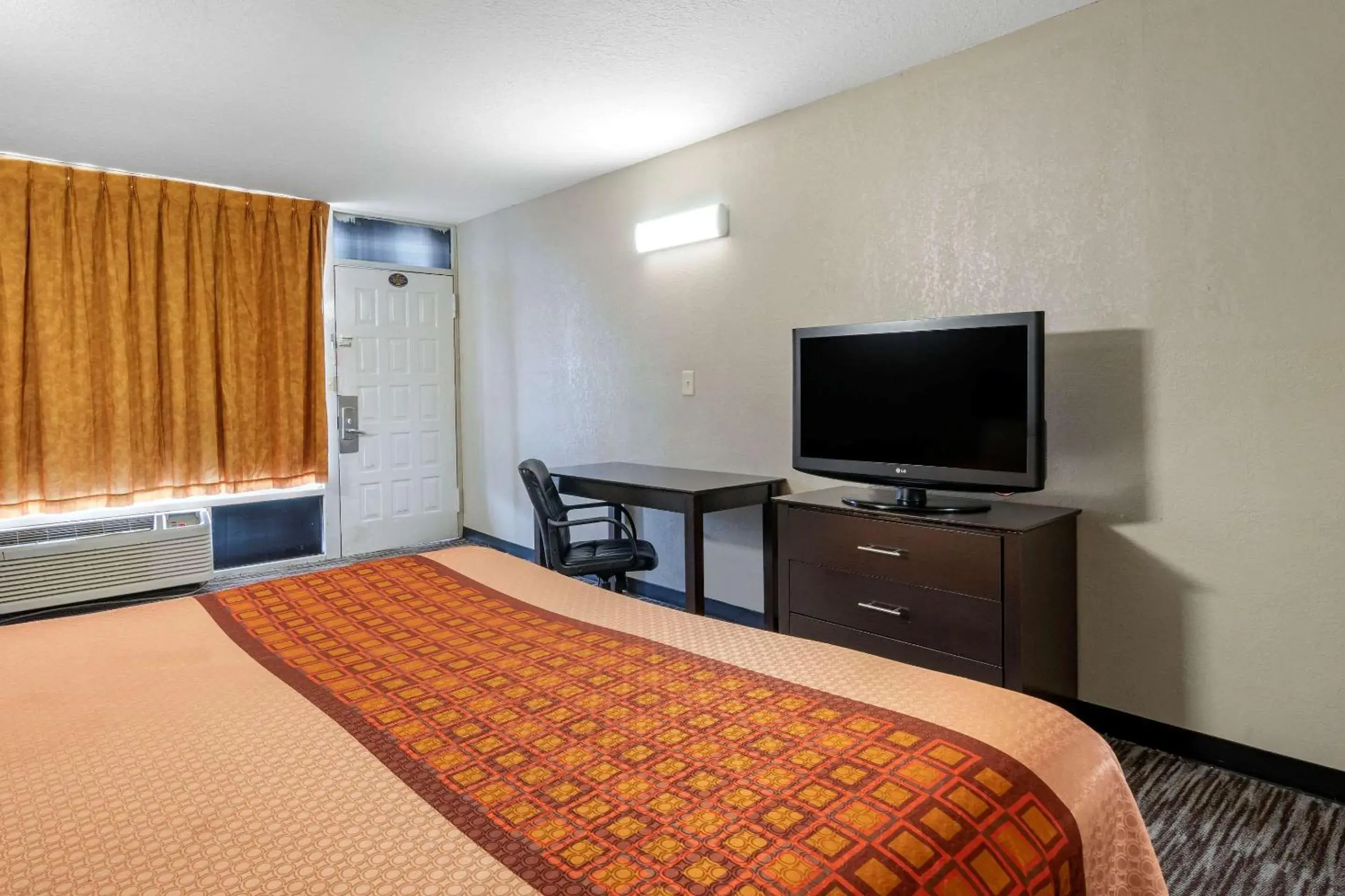 Bathroom, Bed in Rodeway Inn Clearwater-Largo