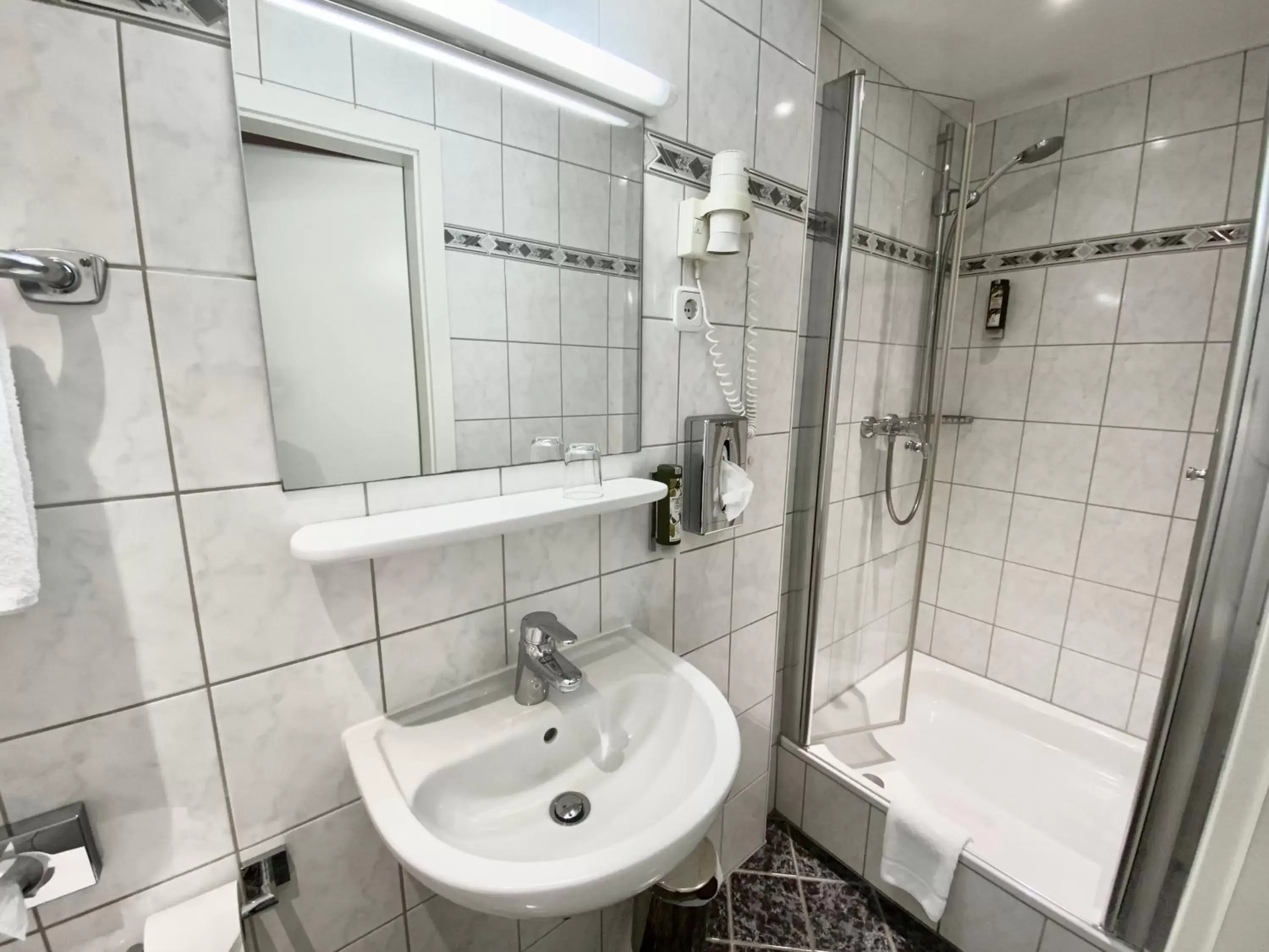 Shower, Bathroom in Hotel West an der Bockenheimer Warte