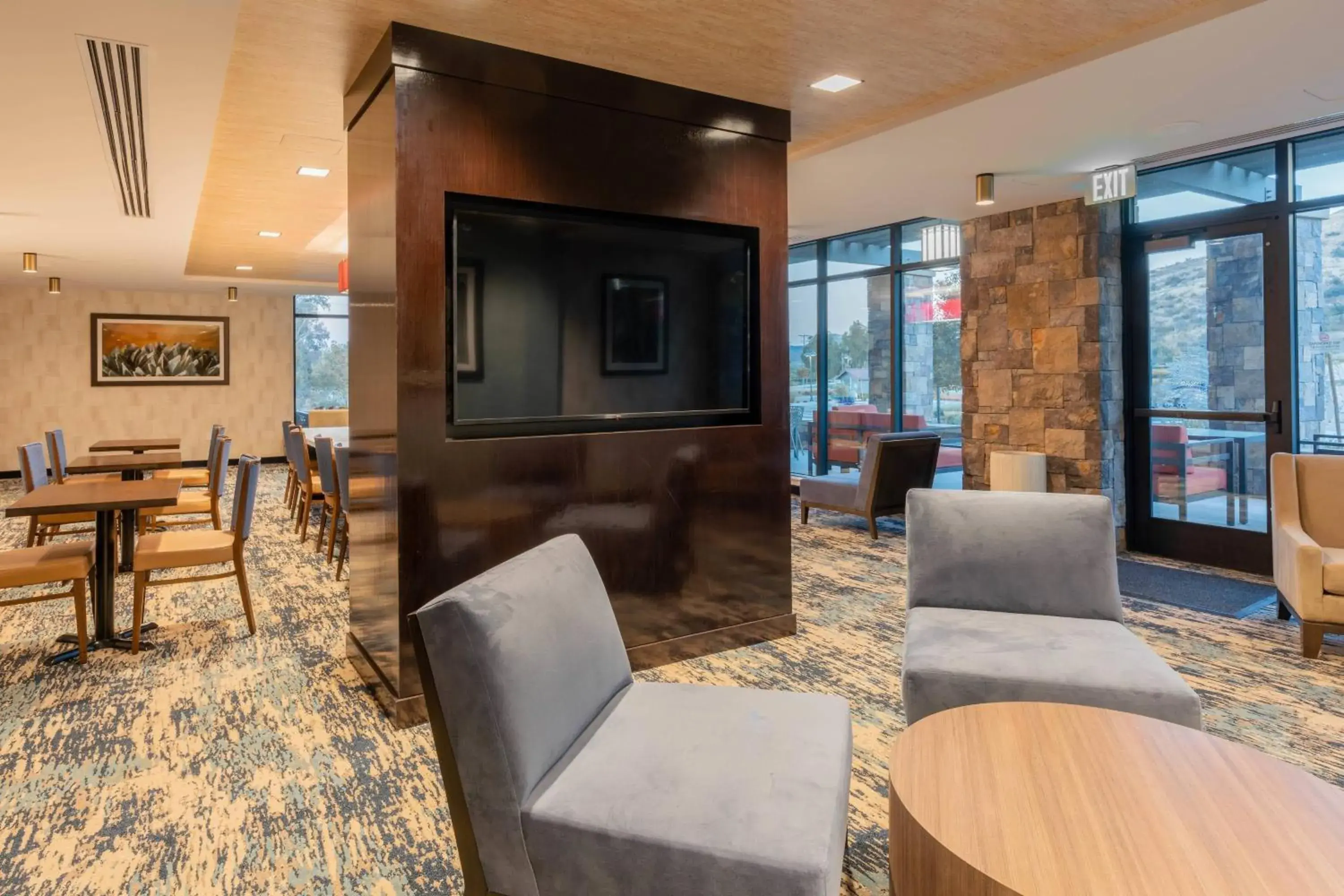 Breakfast, Lounge/Bar in TownePlace Suites by Marriott Thousand Oaks Agoura Hills