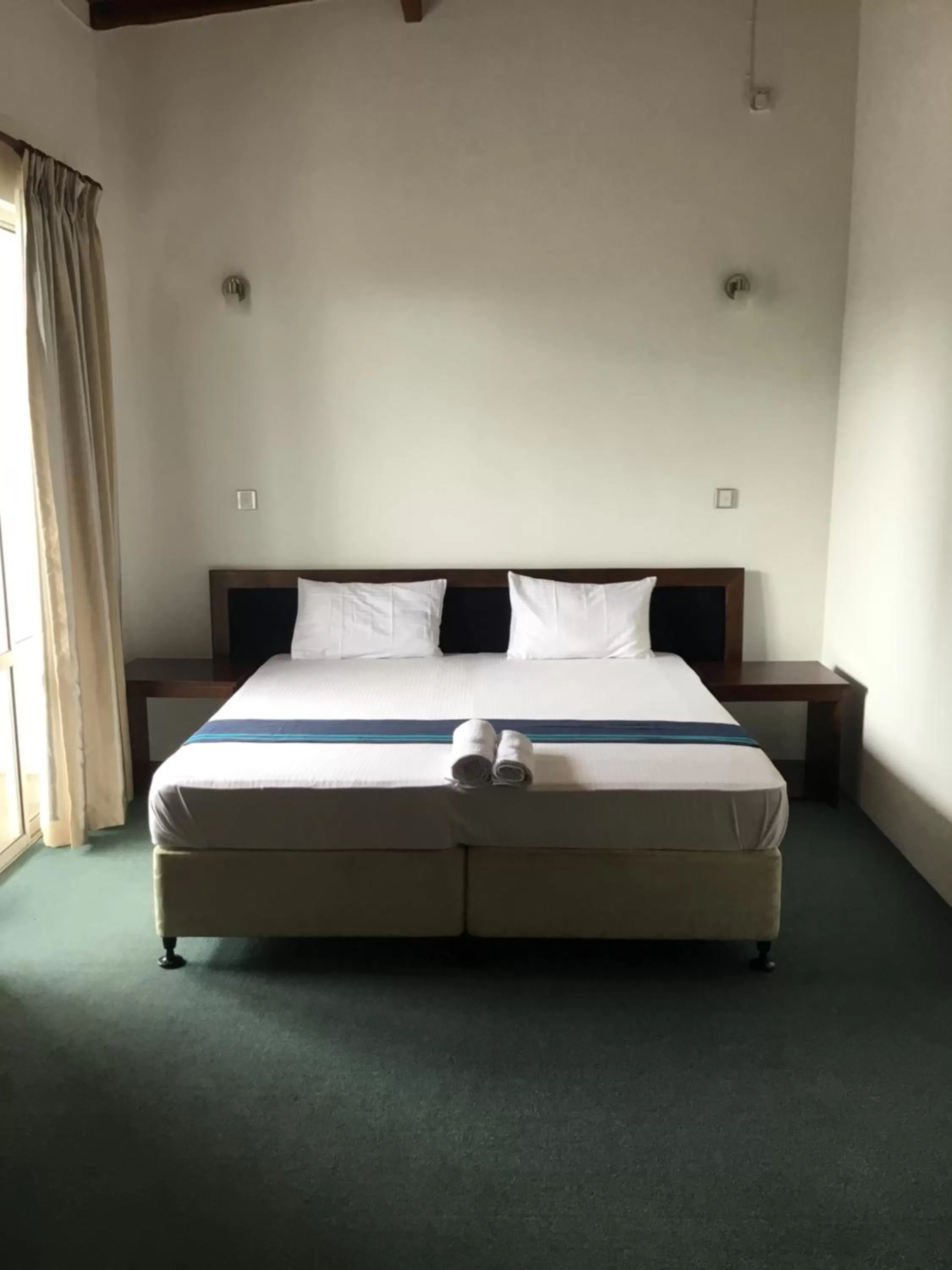 Bed in West Inn Colombo