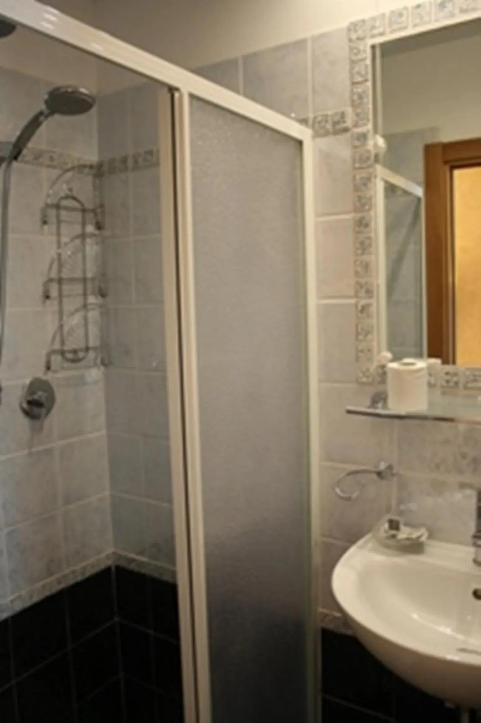 Shower, Bathroom in Hotel Verdi