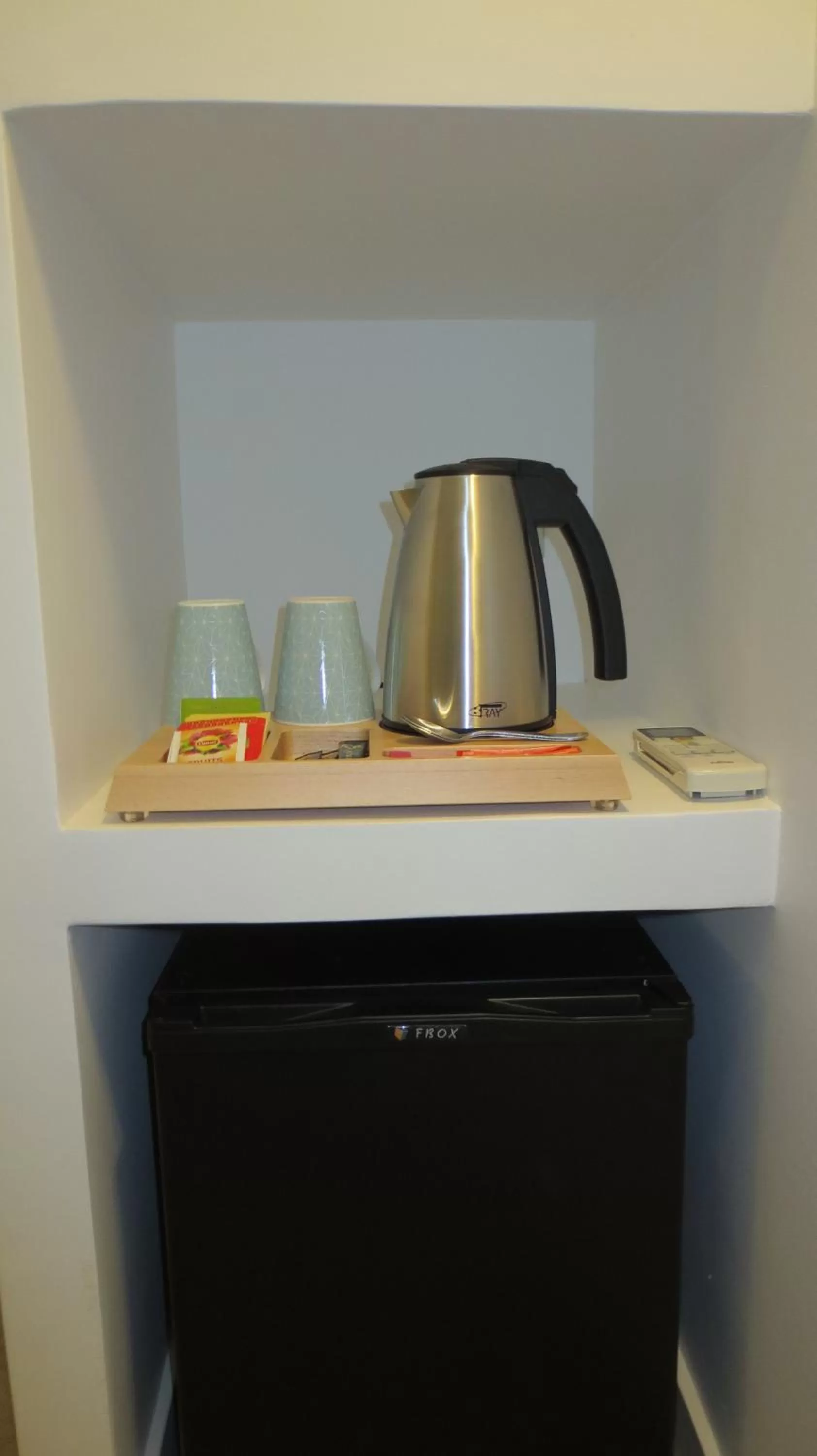 Coffee/tea facilities in Hotel Le Relais Saint-Jacques