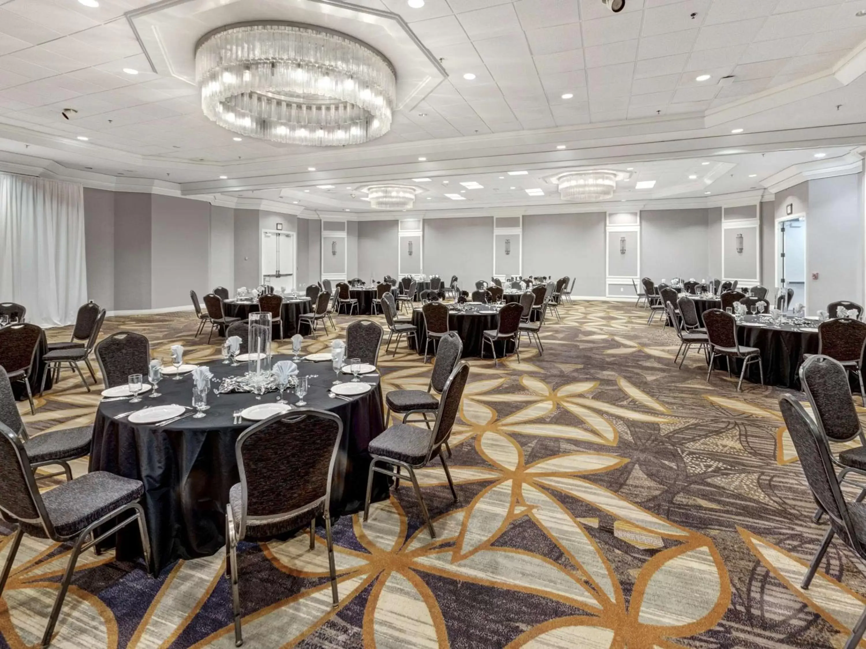 Meeting/conference room, Restaurant/Places to Eat in DoubleTree by Hilton Wichita Airport