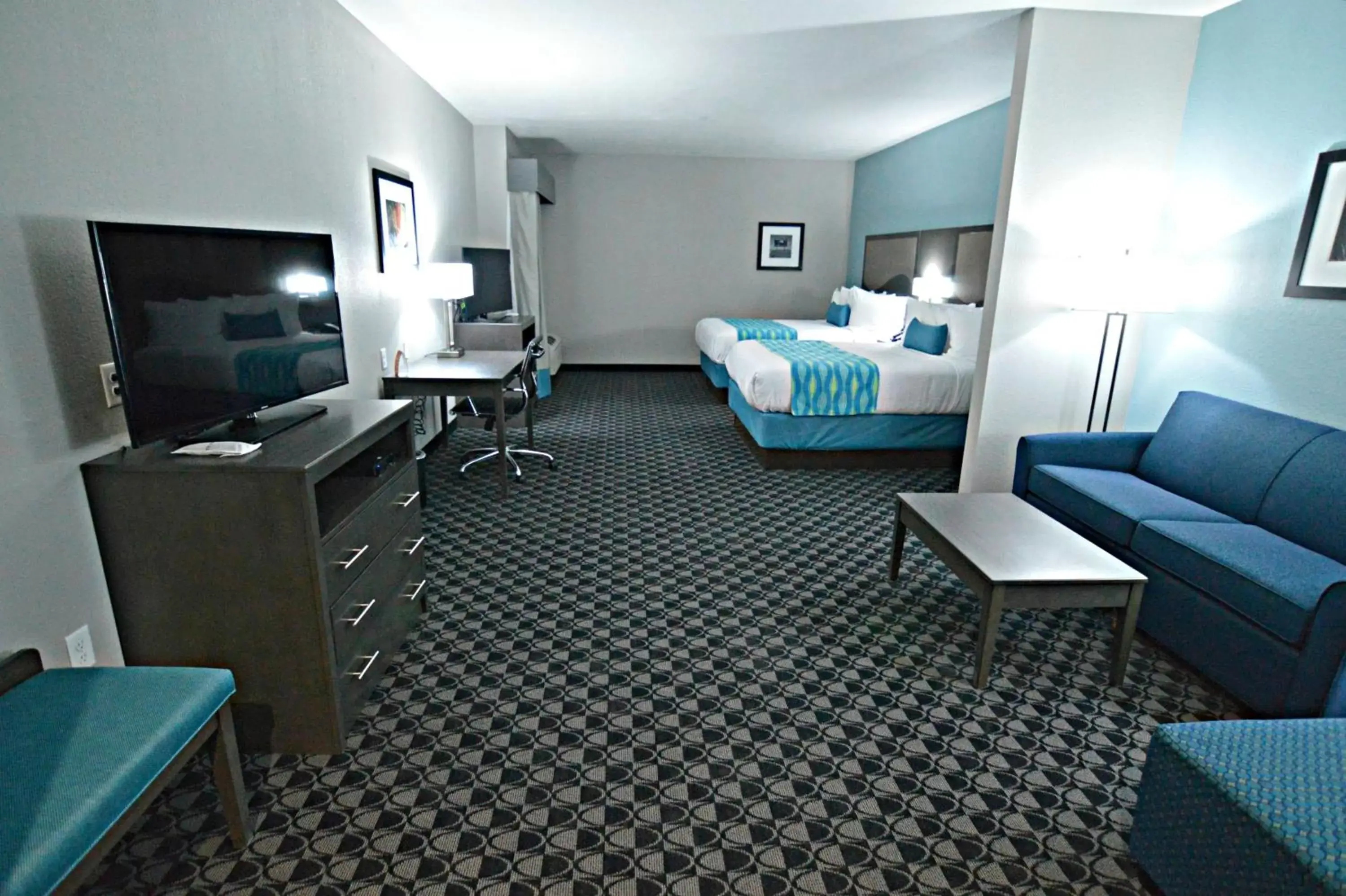 Photo of the whole room, TV/Entertainment Center in Best Western Plus Waller Hotel