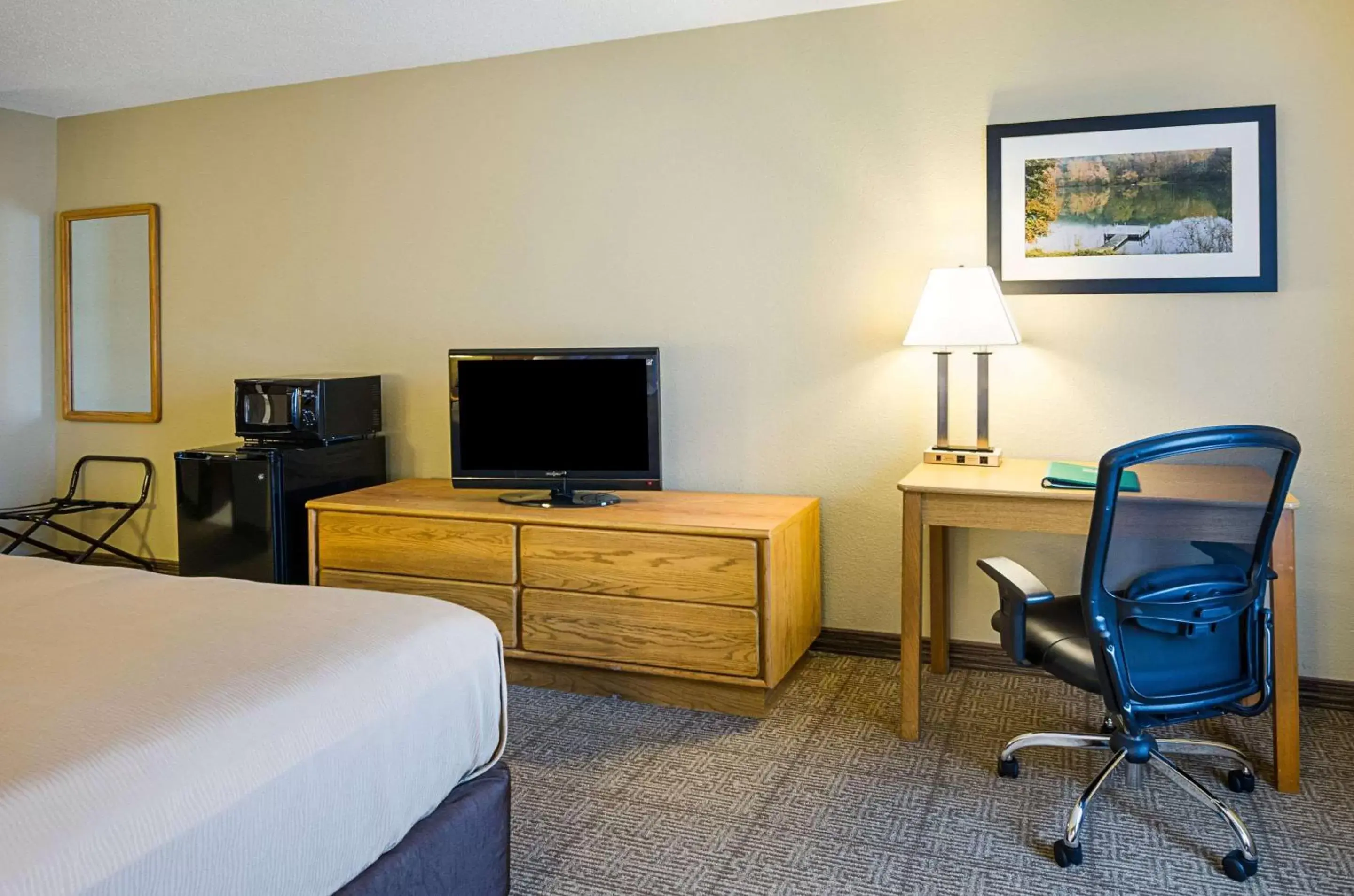 Photo of the whole room, TV/Entertainment Center in Quality Inn Princeton