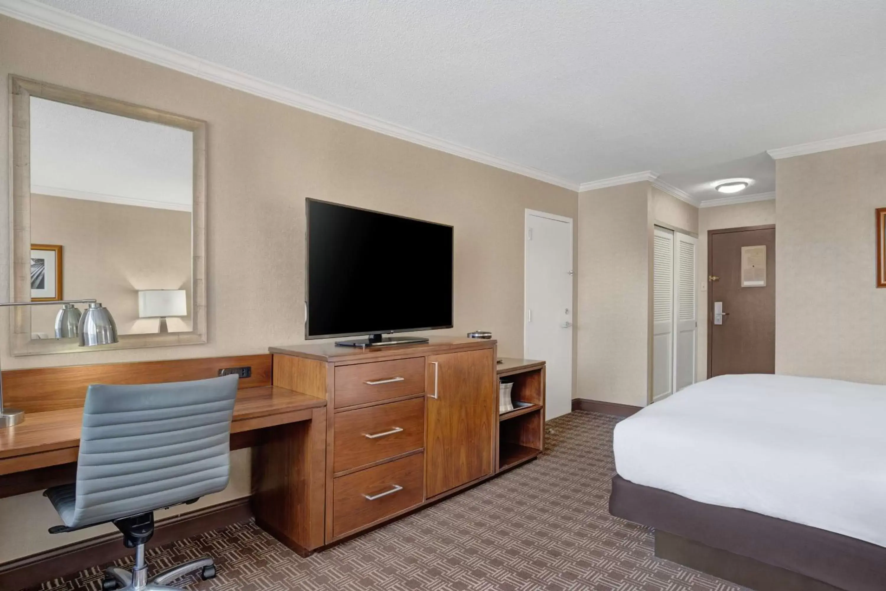 Photo of the whole room, TV/Entertainment Center in Hilton Arlington National Landing