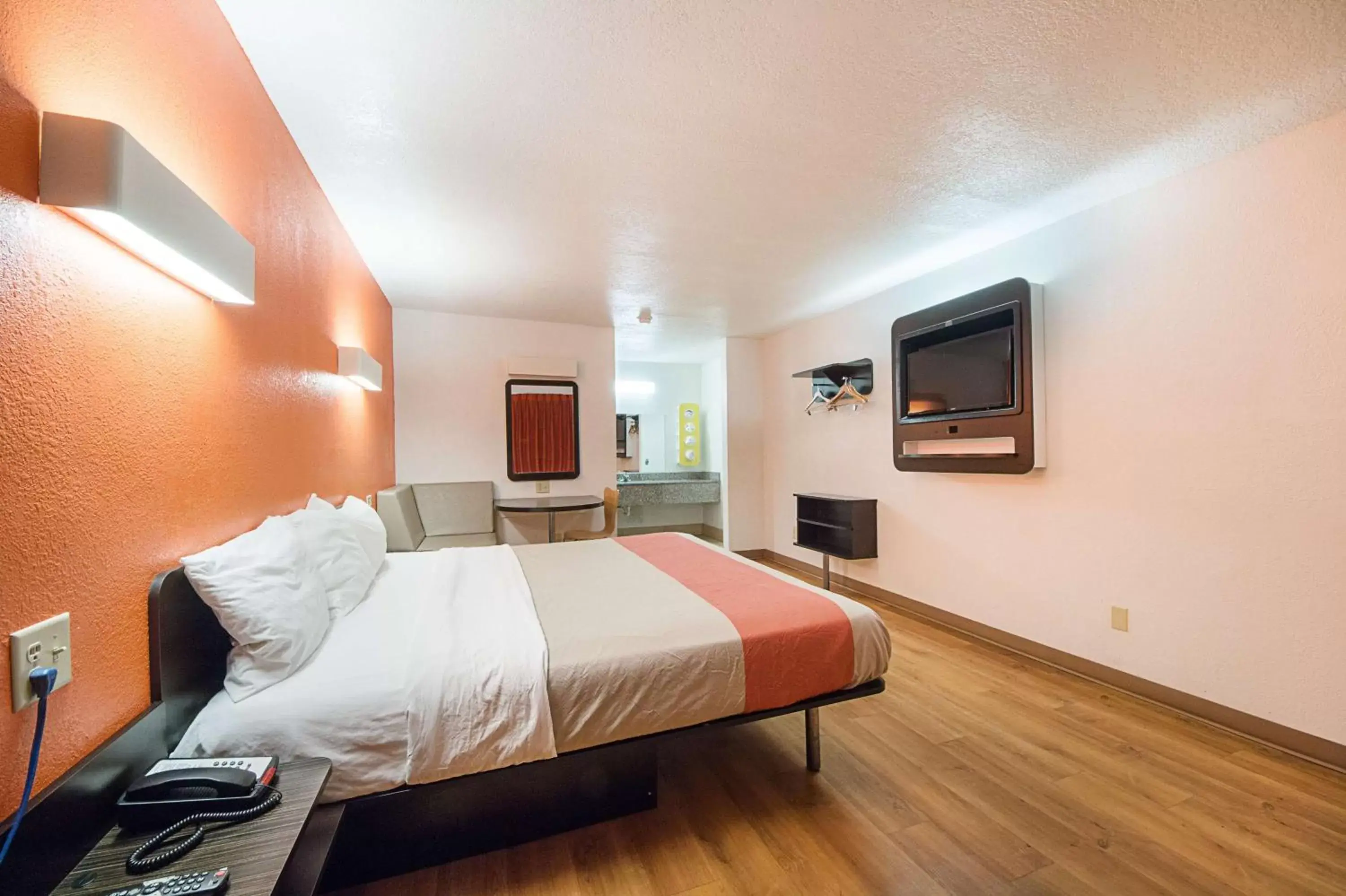 TV and multimedia, Bed in Motel 6-San Antonio, TX - Fiesta Trails