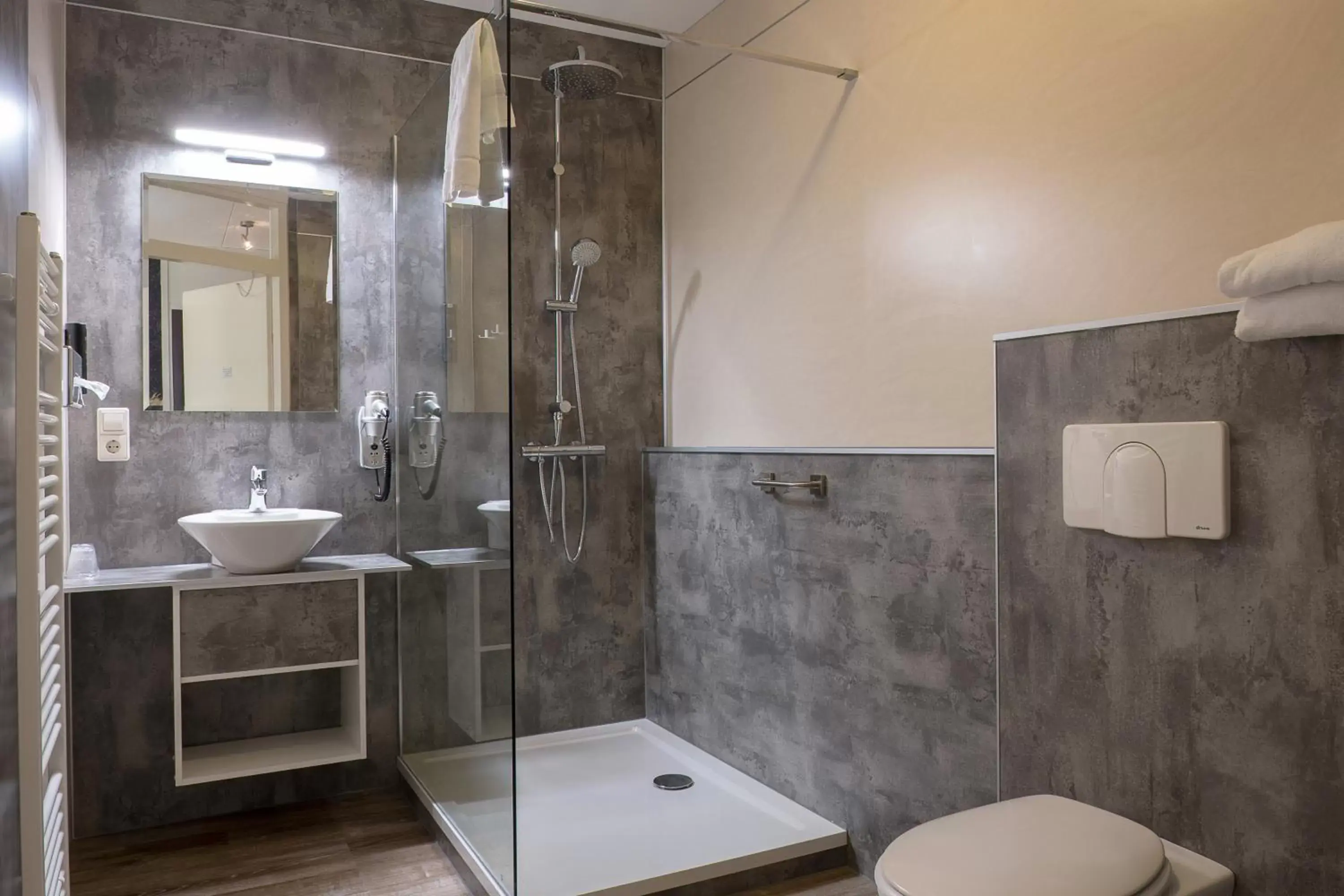Shower, Bathroom in Landgoedhotel Woodbrooke Barchem
