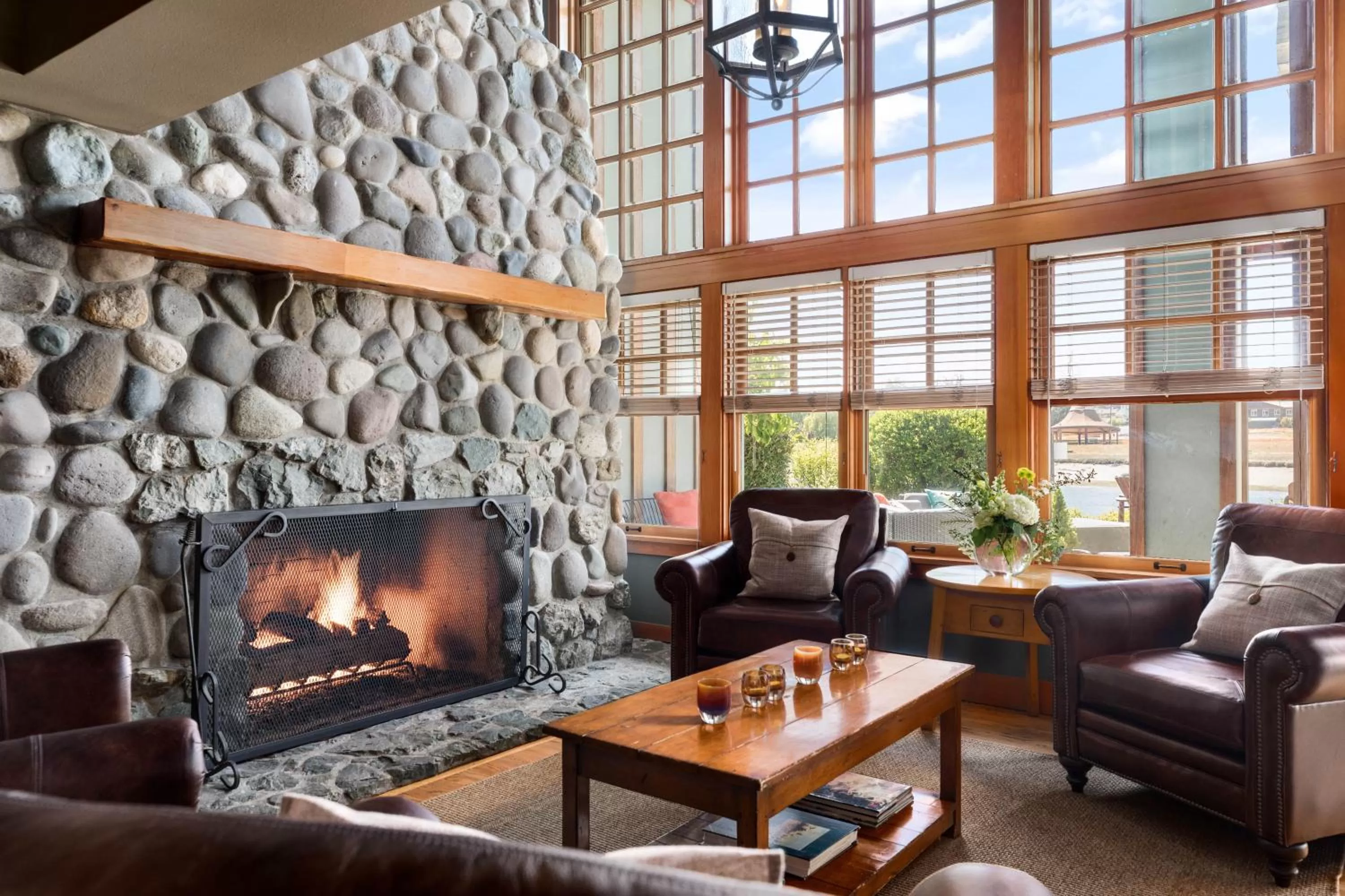 Communal lounge/ TV room in La Conner Channel Lodge