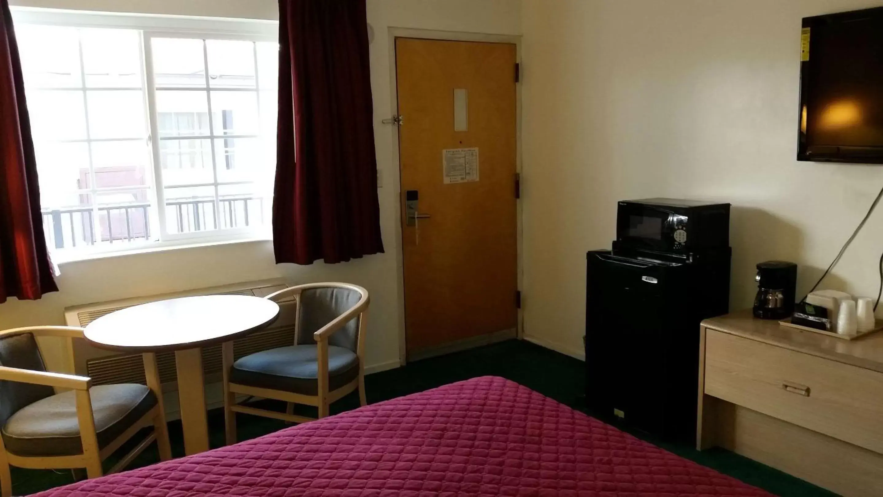 Photo of the whole room, TV/Entertainment Center in Rodeway Inn Civic Center