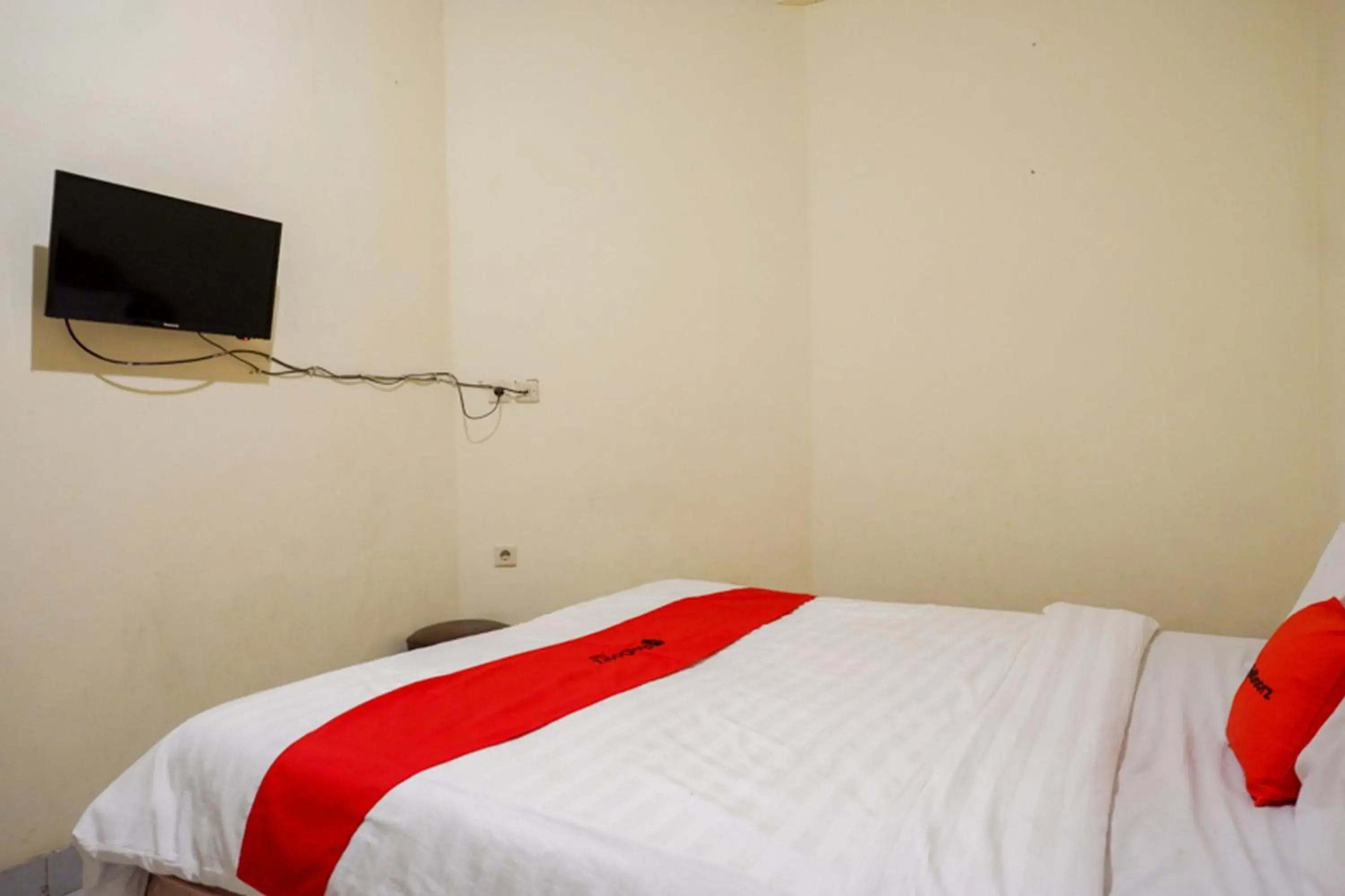 Bedroom, Bed in RedDoorz @ Hotel Citra Indah