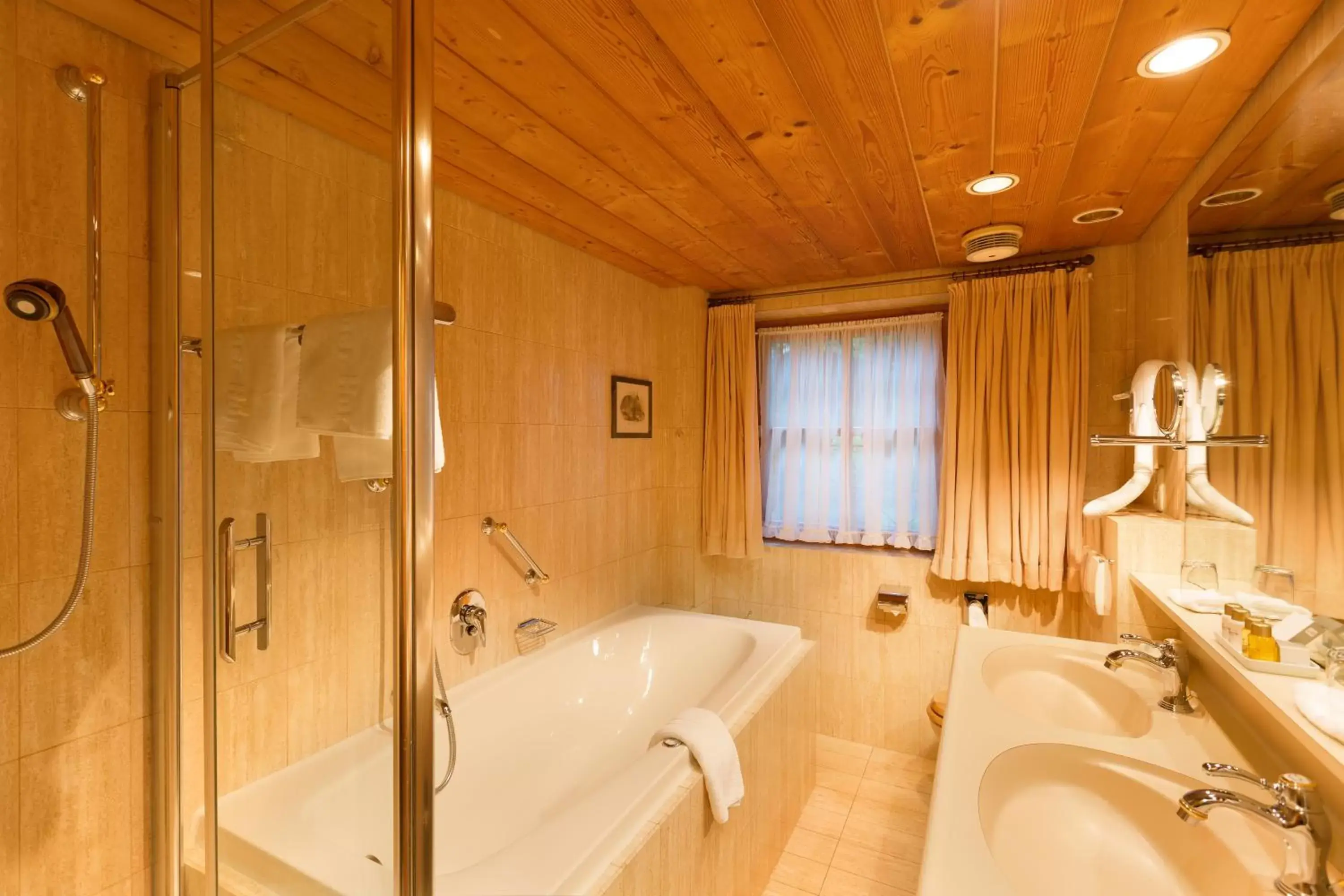 Photo of the whole room, Bathroom in Reindl's Partenkirchener Hof