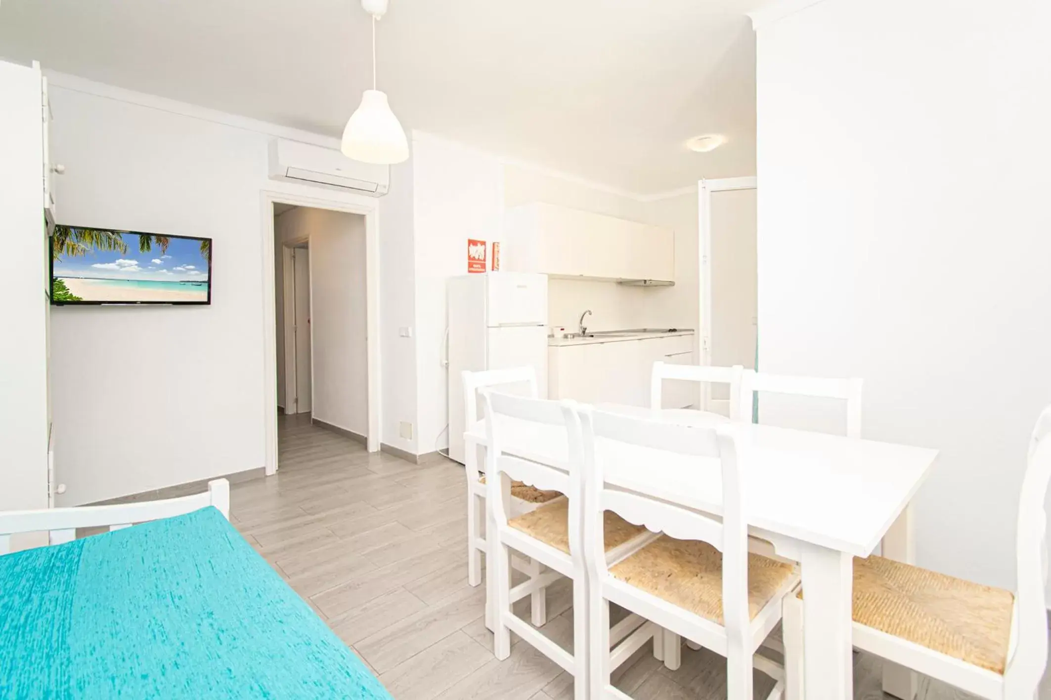 Kitchen or kitchenette, Dining Area in Apartamentos Falcó