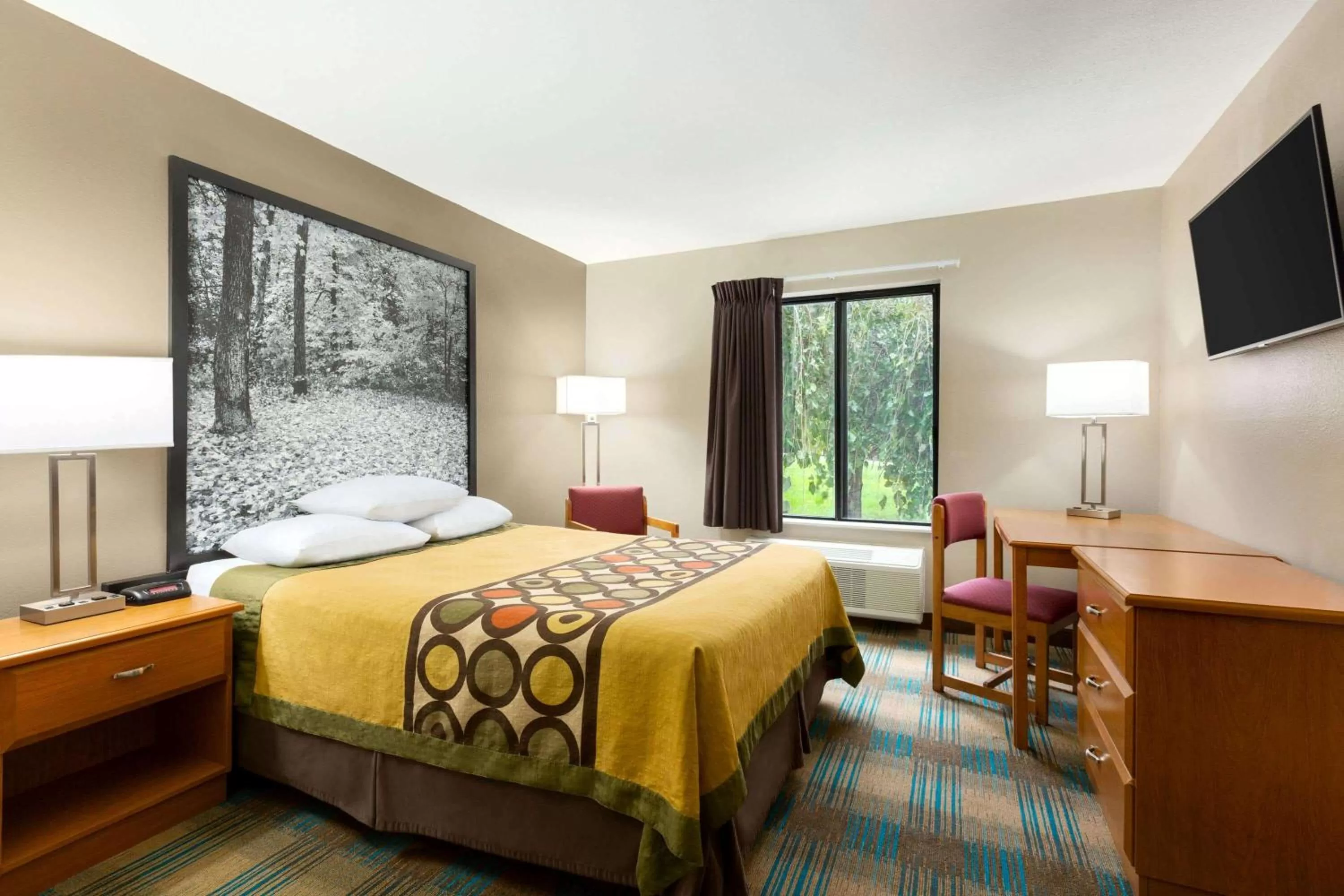 Photo of the whole room, Bed in Super 8 by Wyndham Hannibal