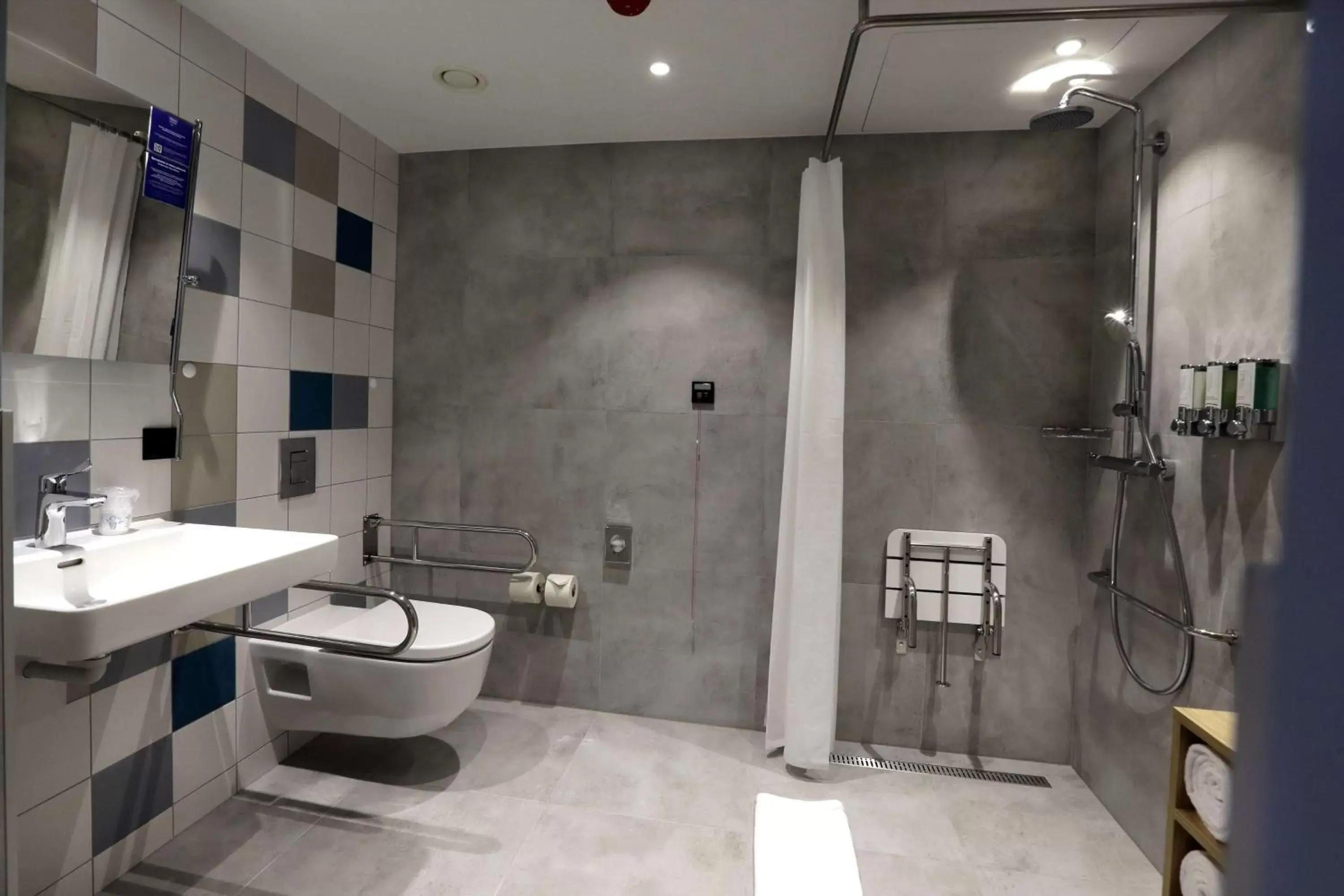 Bathroom in Hampton By Hilton Olsztyn