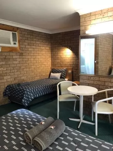 Seating area, Bed in Muswellbrook Motor Inn