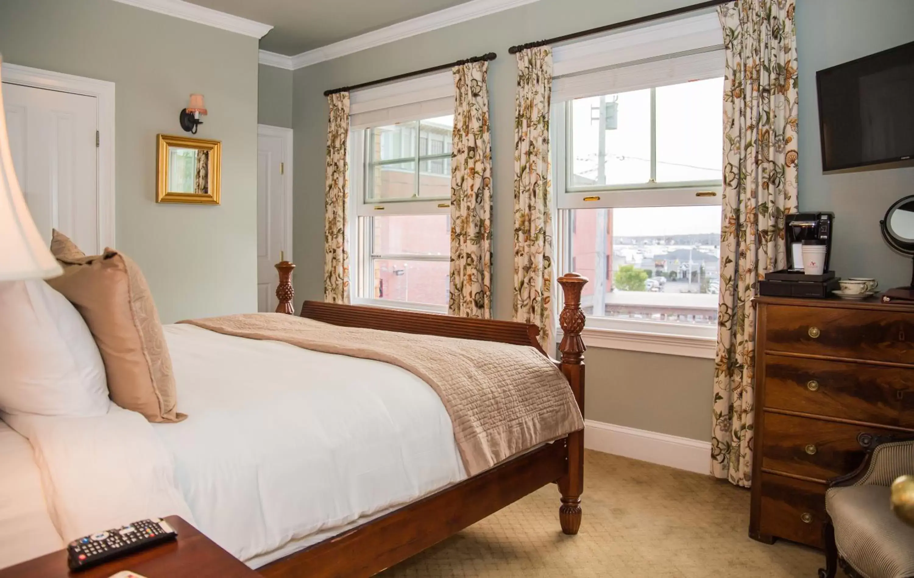 Bedroom, Bed in Almondy Inn Bed & Breakfast