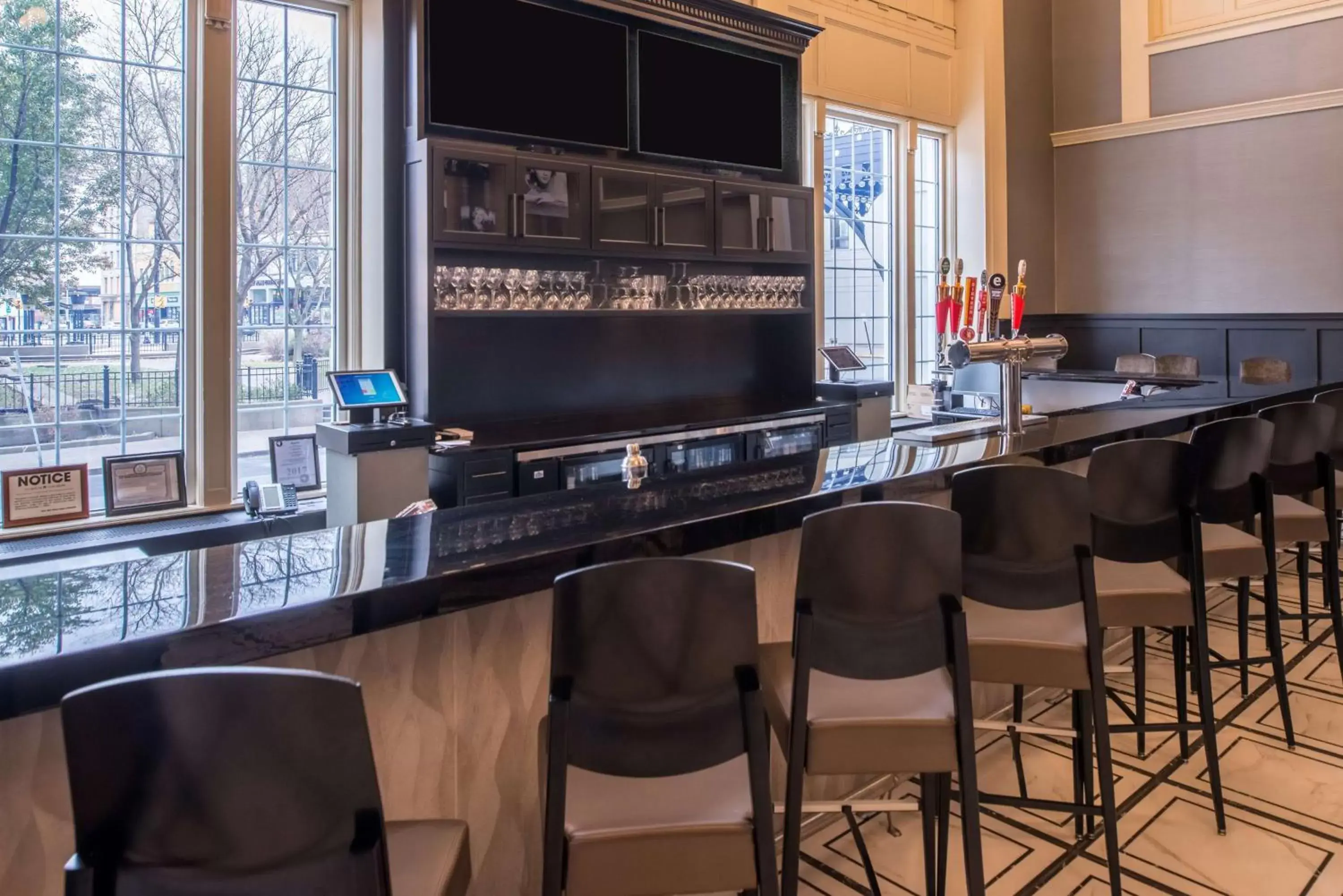 Lounge or bar, TV/Entertainment Center in DoubleTree by Hilton Utica
