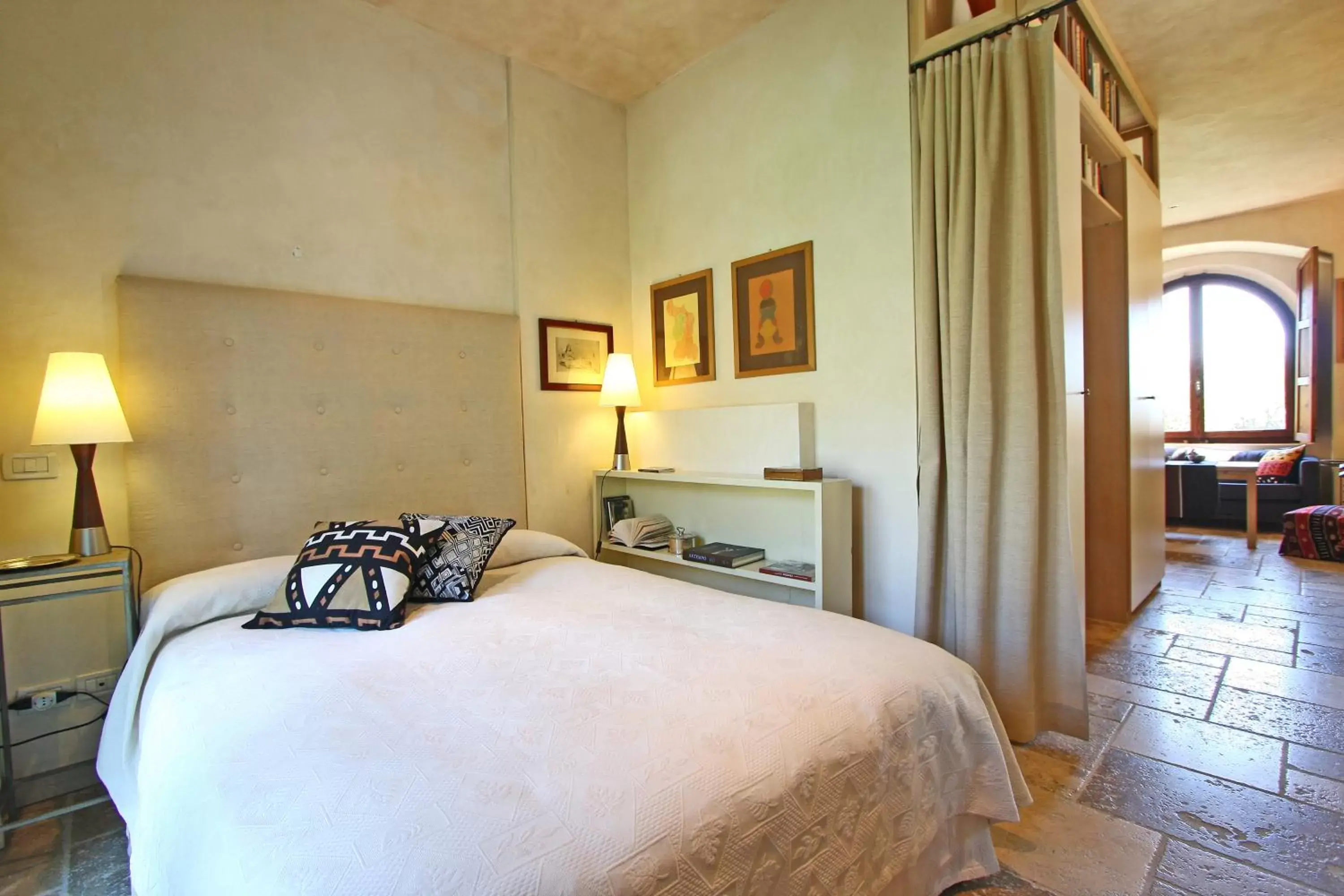 Photo of the whole room, Bed in Castrum di Serravalle