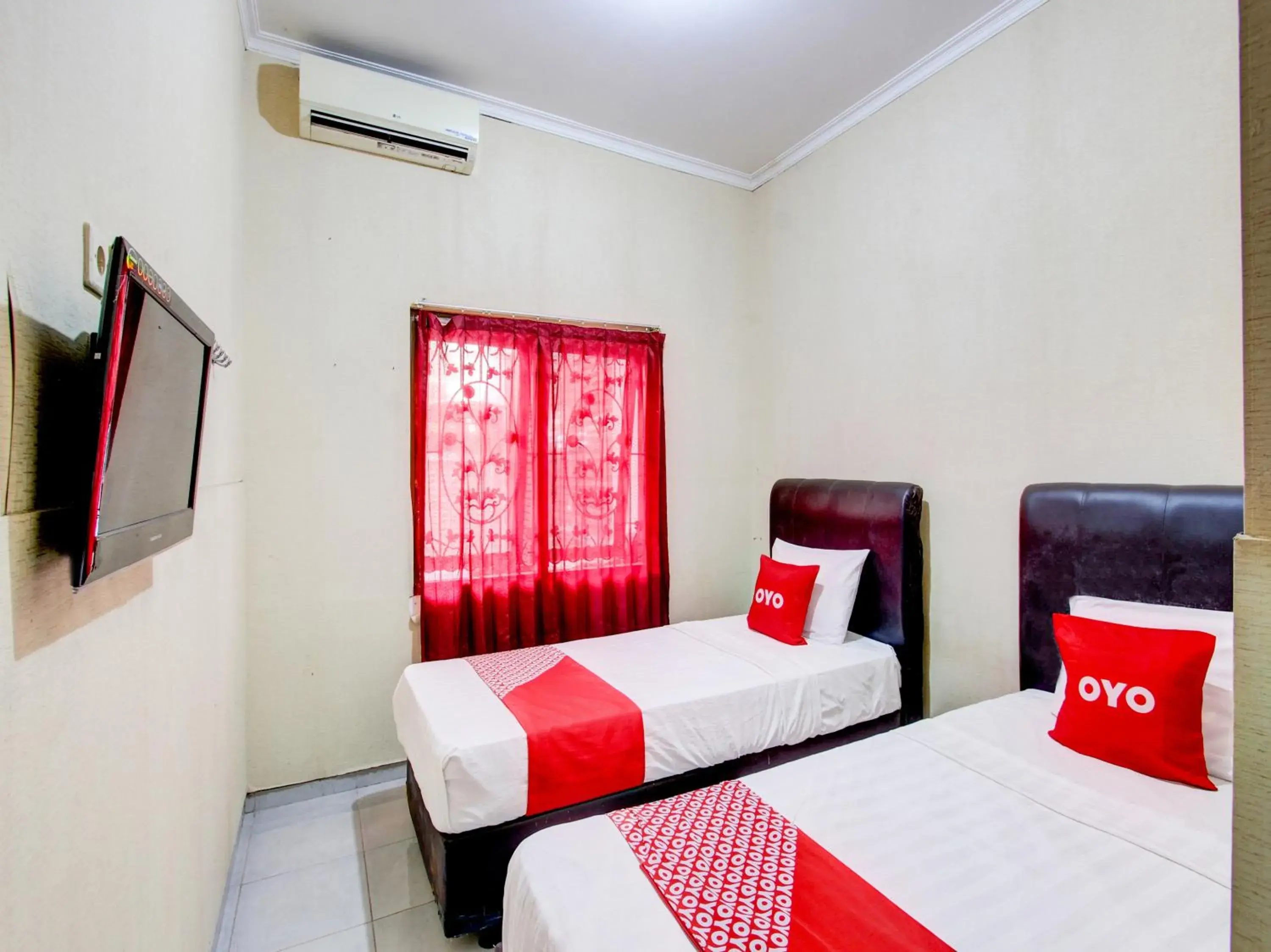 air conditioner, Bed in OYO 92511 Dias Guesthouse Syariah