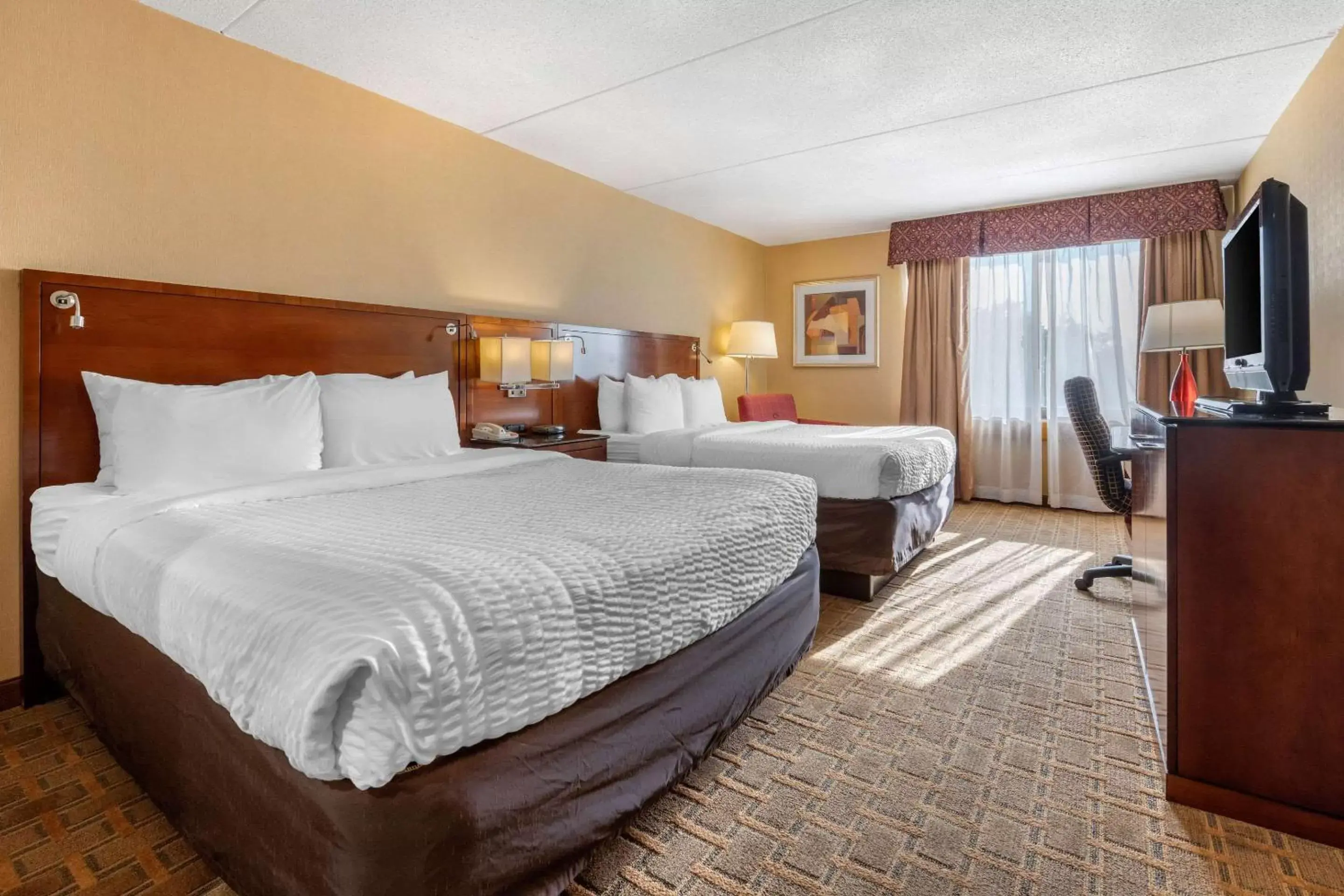 Photo of the whole room, Bed in Clarion Hotel Conference Center on Lake Erie